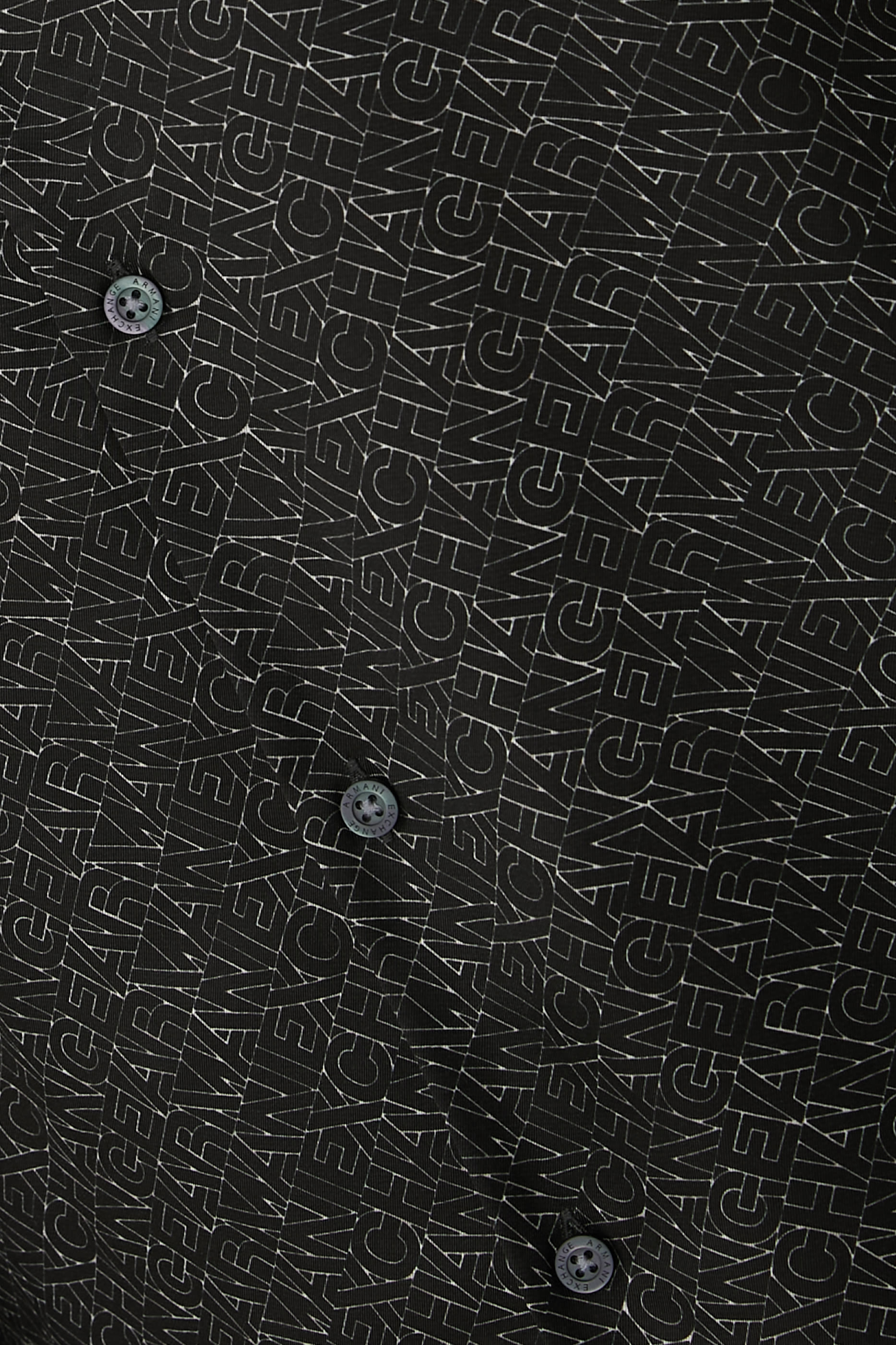 قميص بأكمام طويلة مزين كليا بنقشة شعار الماركة