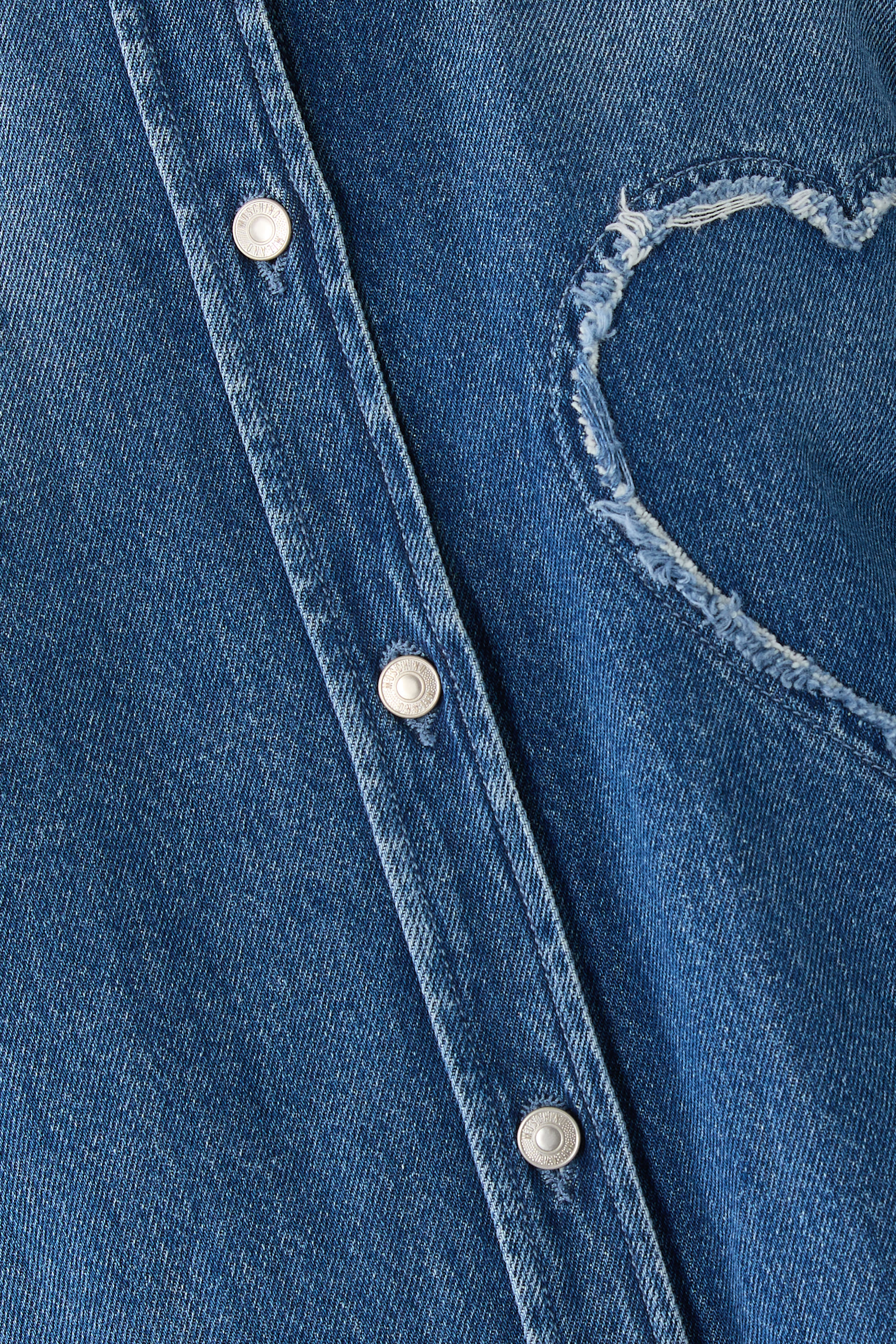 قميص دنيم بتطريز قلب