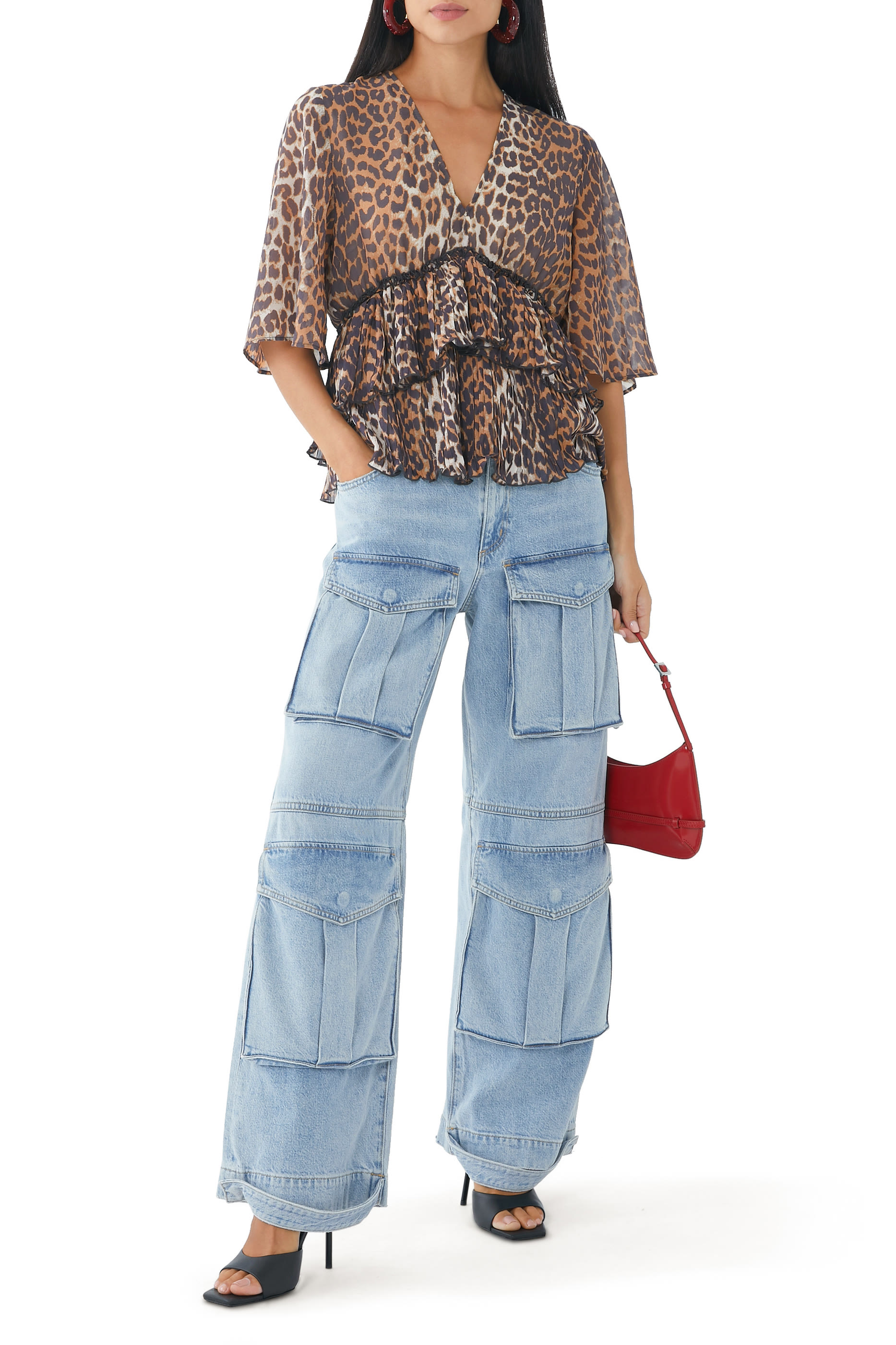 بلوزة بكشكش جورجيت بياقة على شكل حرف V