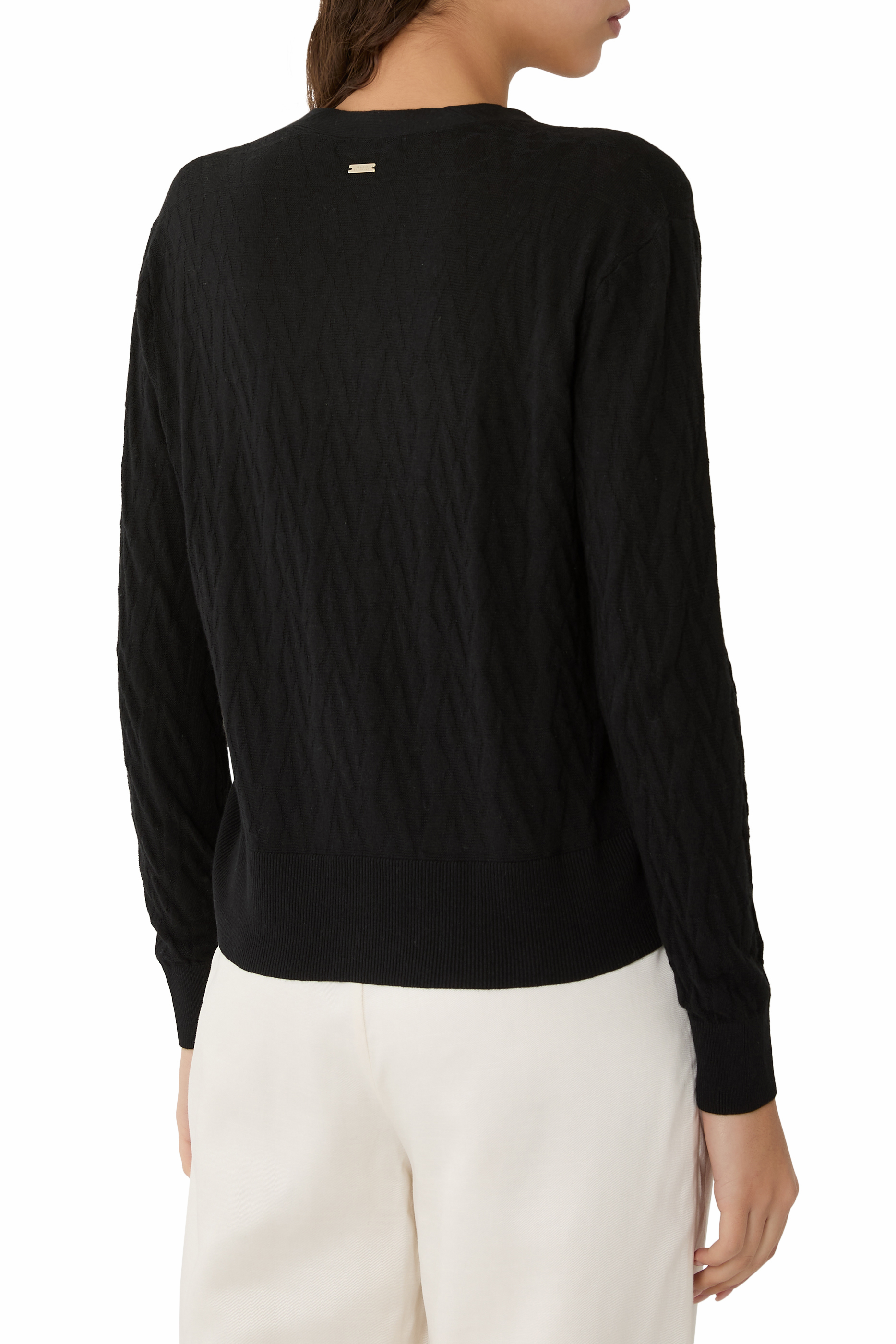 كارديجان بأزرار وحروف شعار الماركة