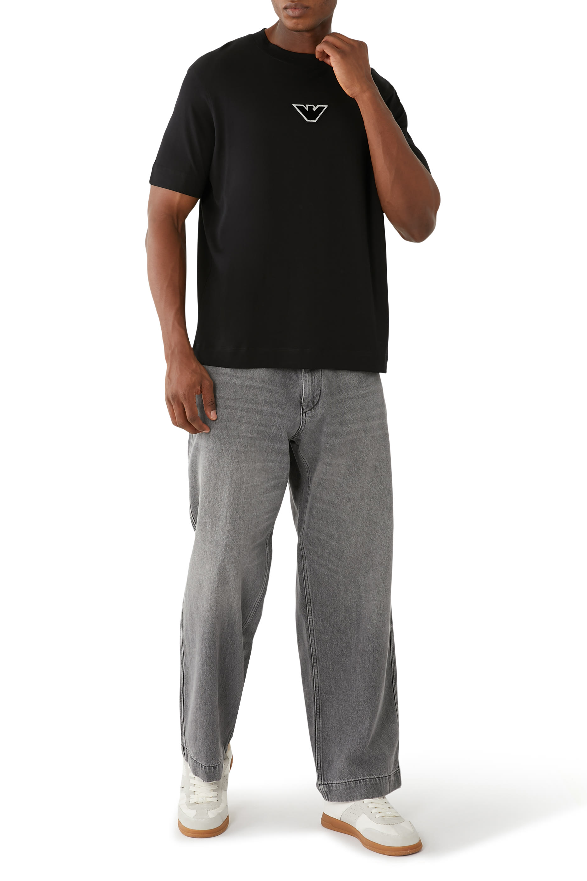 تيشيرت بأكمام قصيرة وشعار النسر