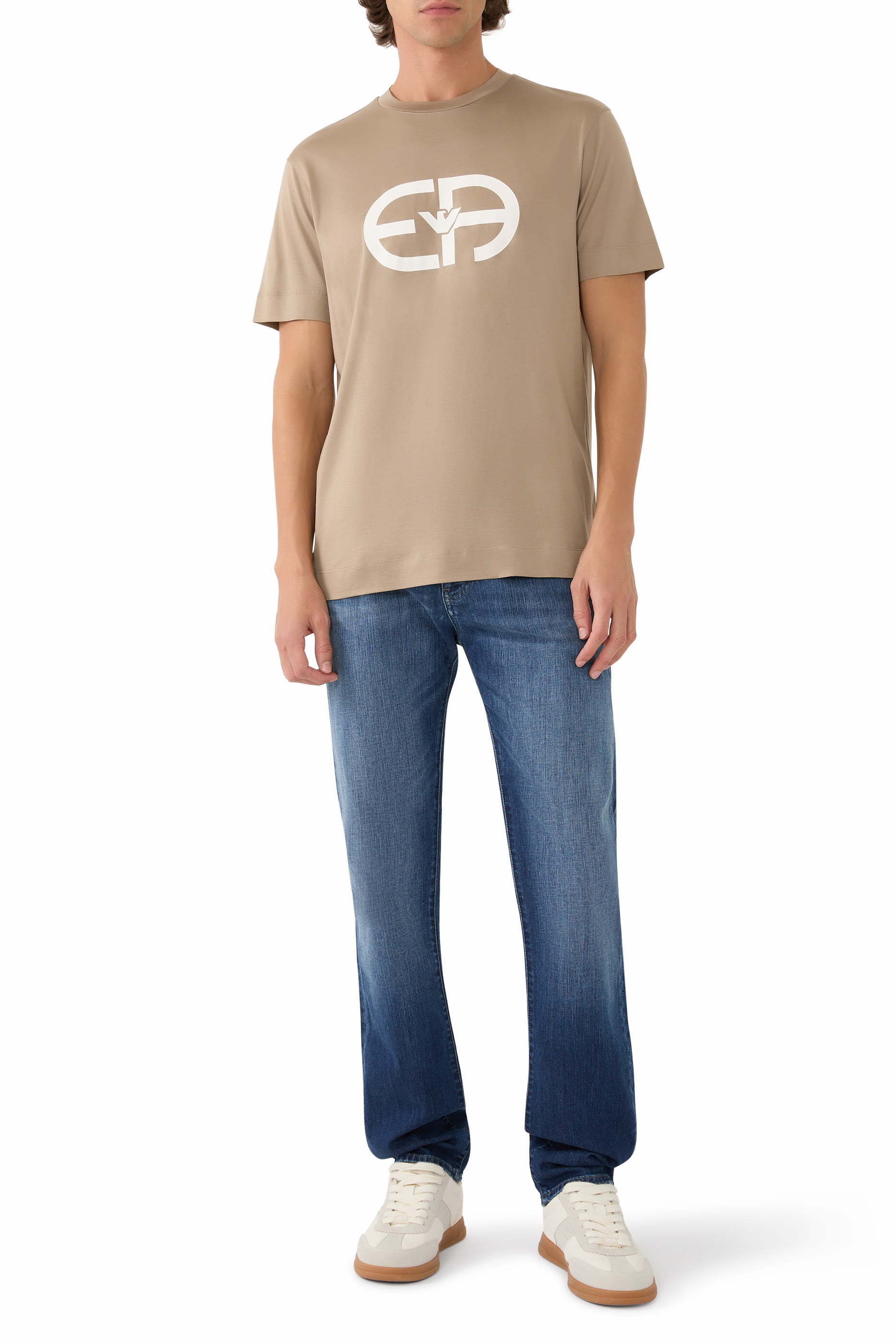 تيشيرت بطبعة شعار الماركة وياقة ضيقة