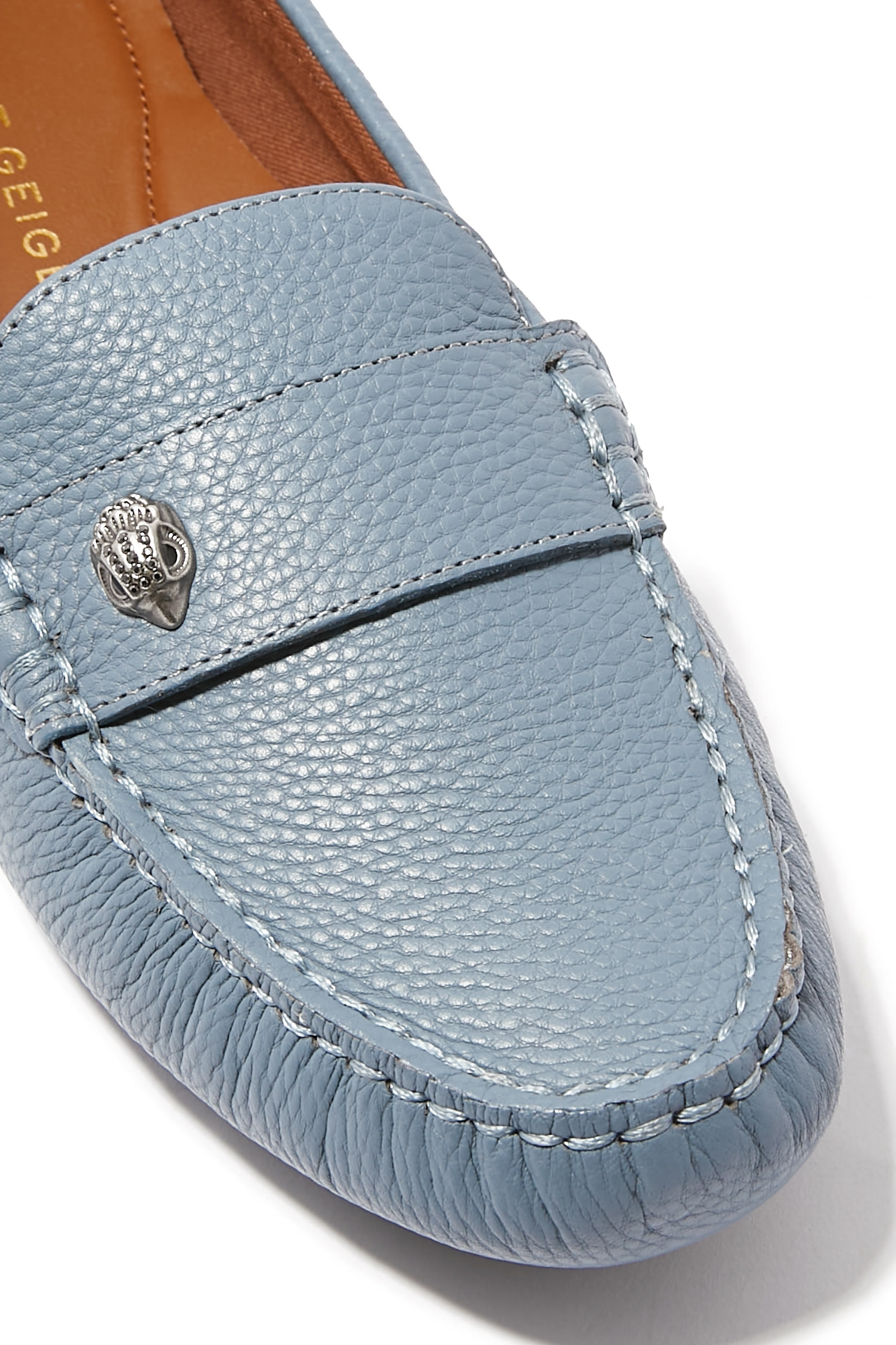 حذاء سهل الارتداء بحلية شعار الماركة