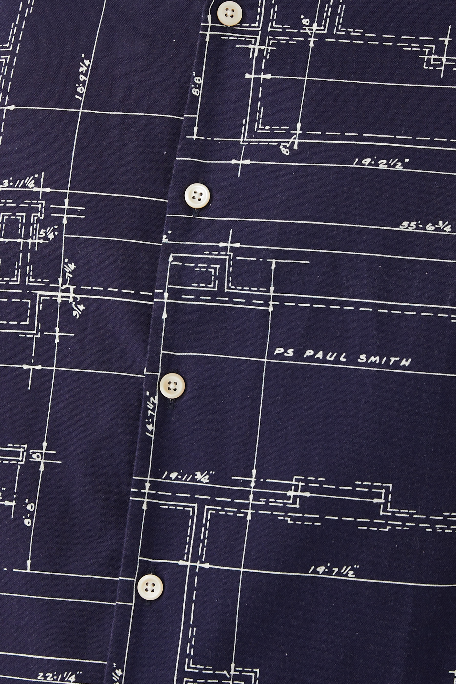 قميص بأكمام قصيرة وطبعة