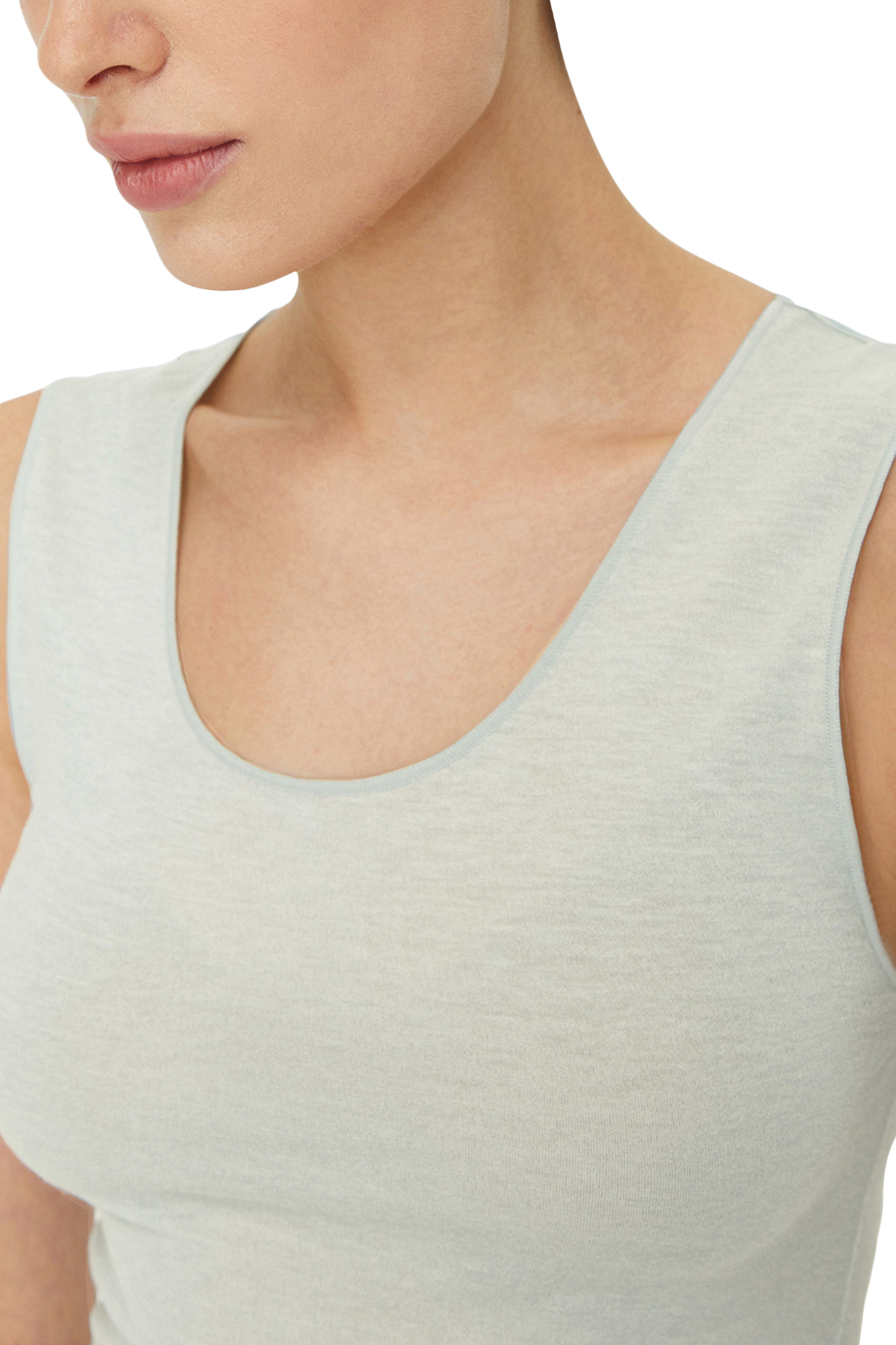 بلوزة منسوجة بلا أكمام