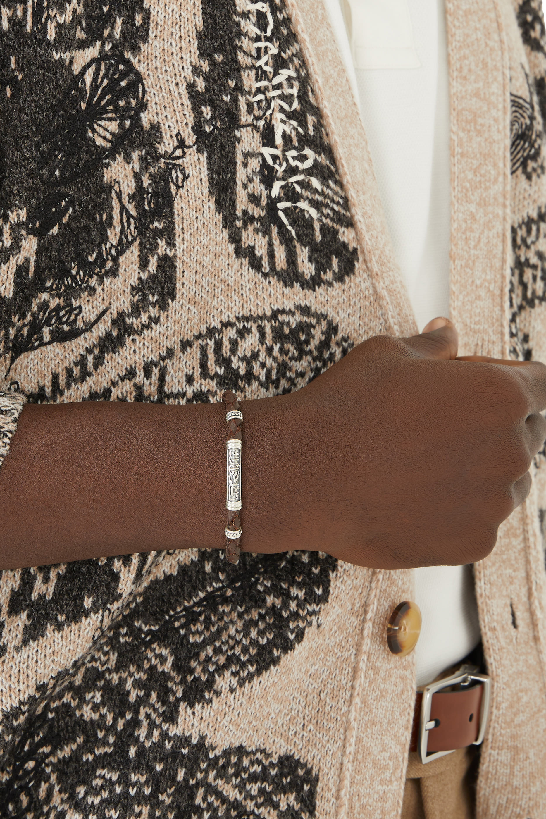 سوار منقوش بخط عربي فضة وجلد