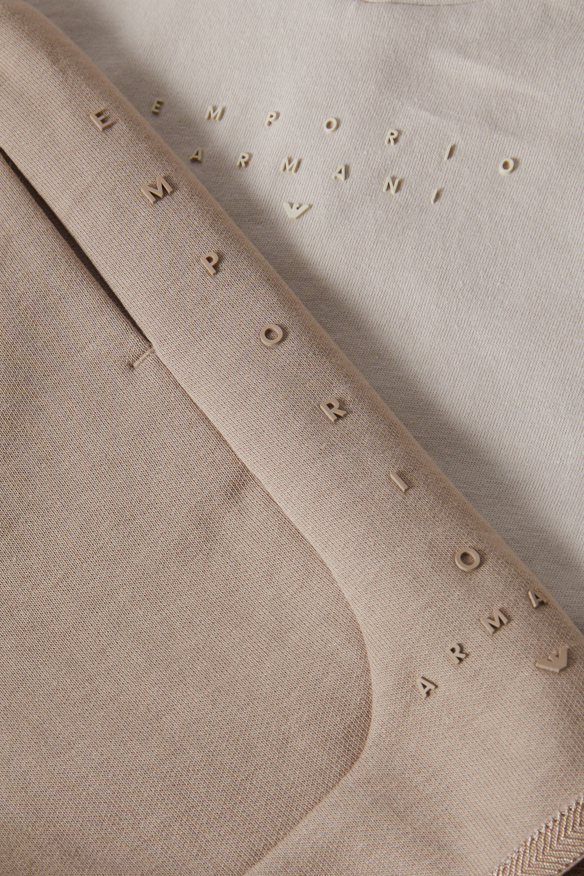 طقم تيشيرت وشورت بنقشة شعار الماركة بحجم صغير للأطفال