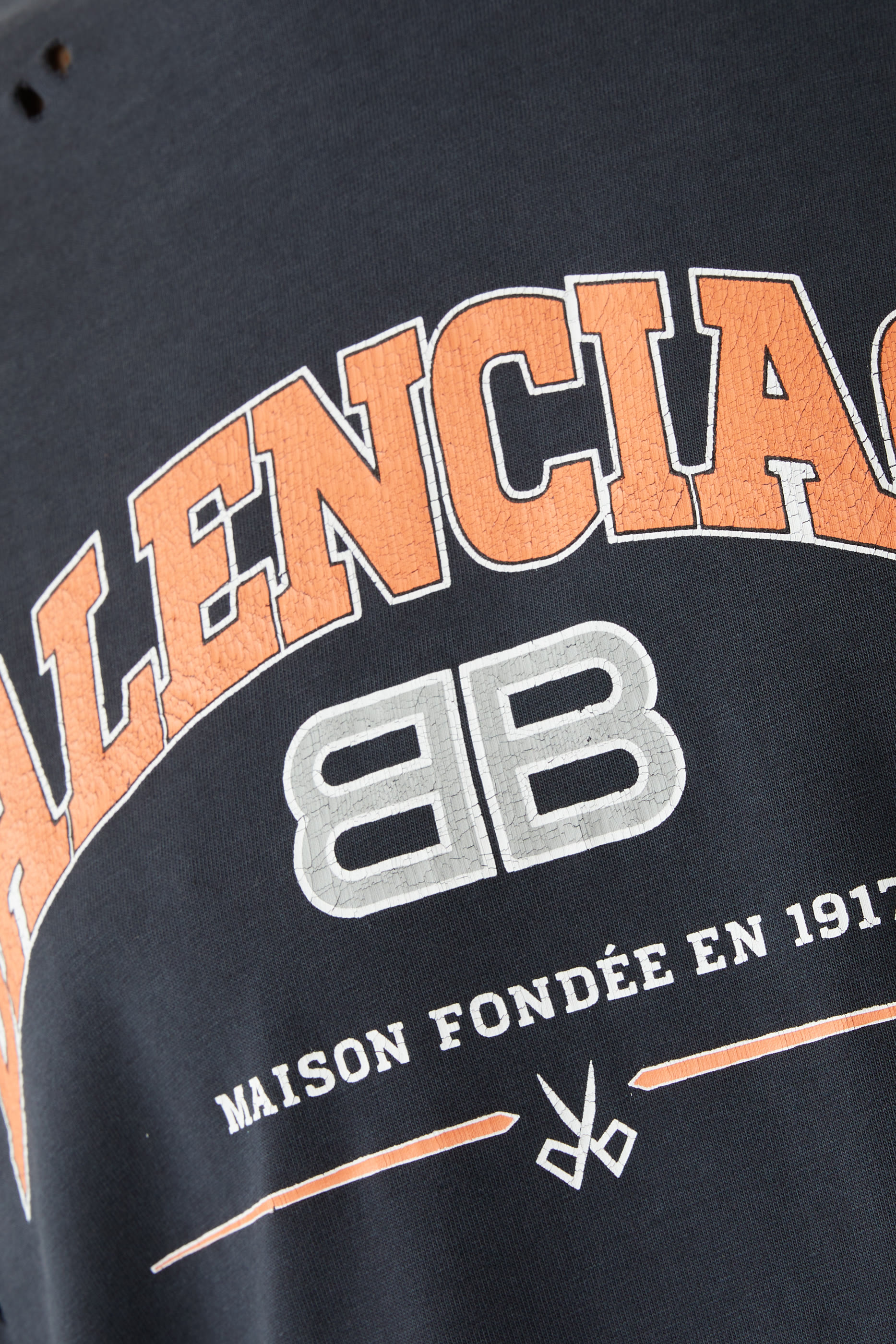 تيشيرت بطبعة شعار الماركة