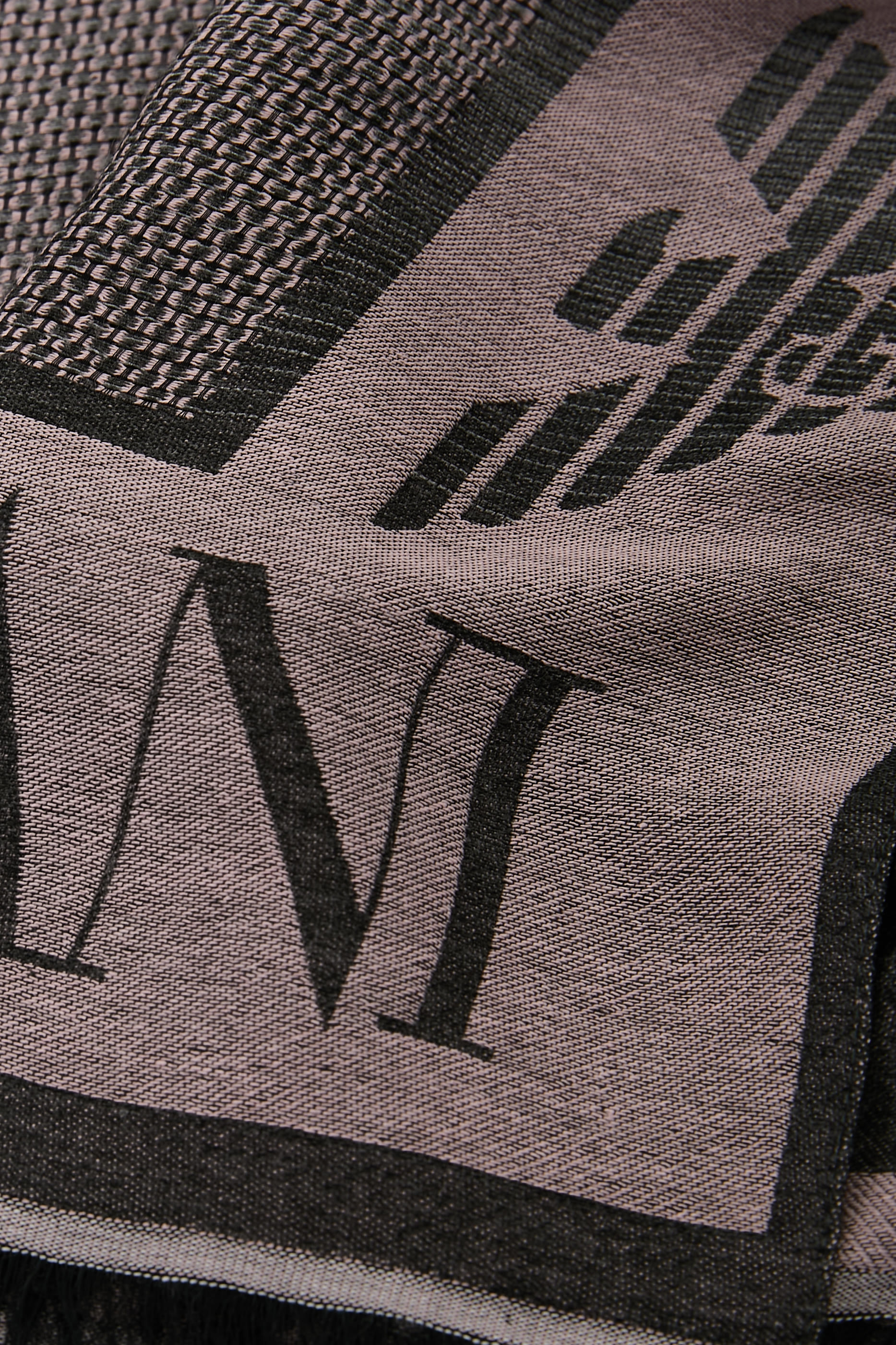 وشاح بشعار الماركة صوف