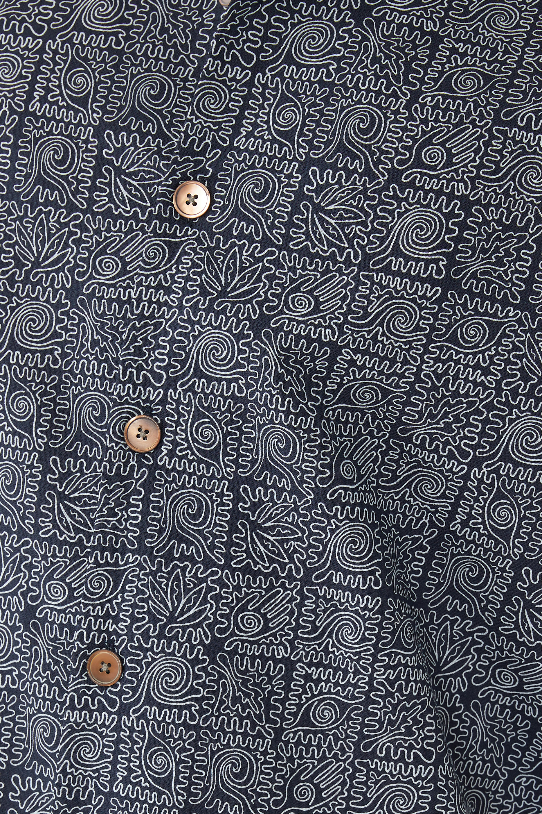 قميص بقصة عادية وأكمام قصيرة