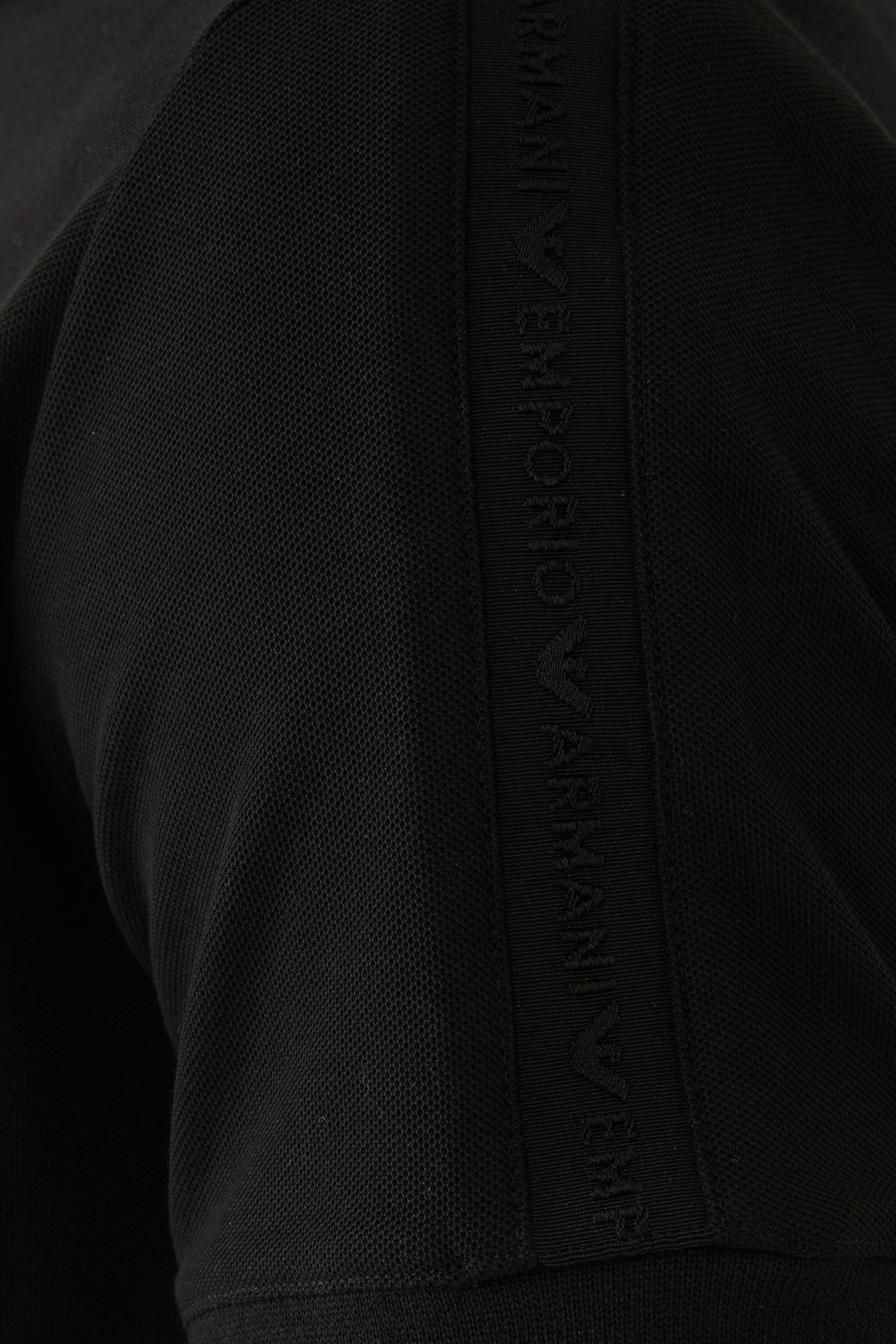 قميص بولو بشريط مطرز بشعار الماركة