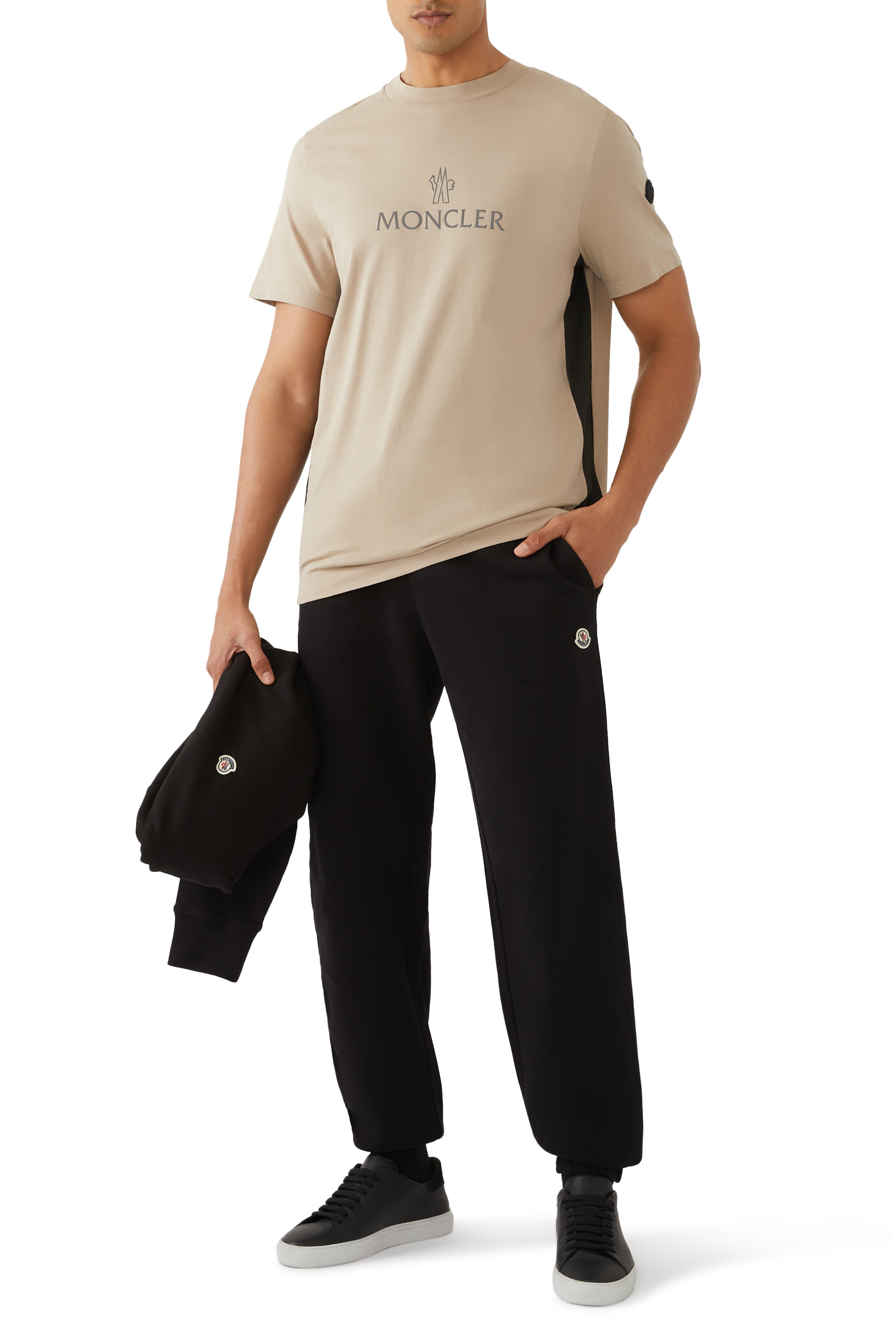 تيشيرت بياقة ضيقة ونقشة شعار الماركة