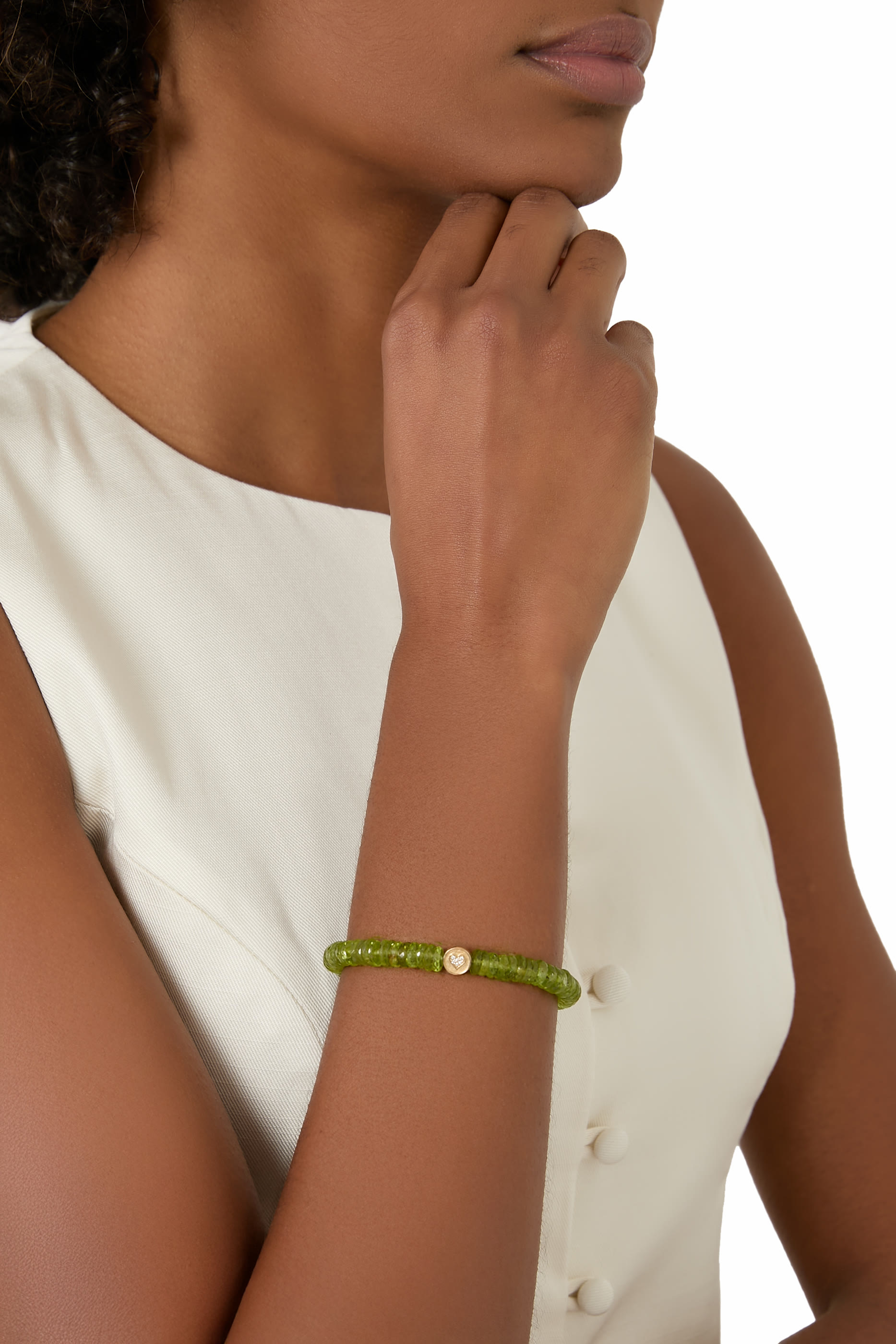 سوار بيس اند لوف بحلية مرصعة بالماس، ذهب أصفر عيار 14 وخرز الزبرجد