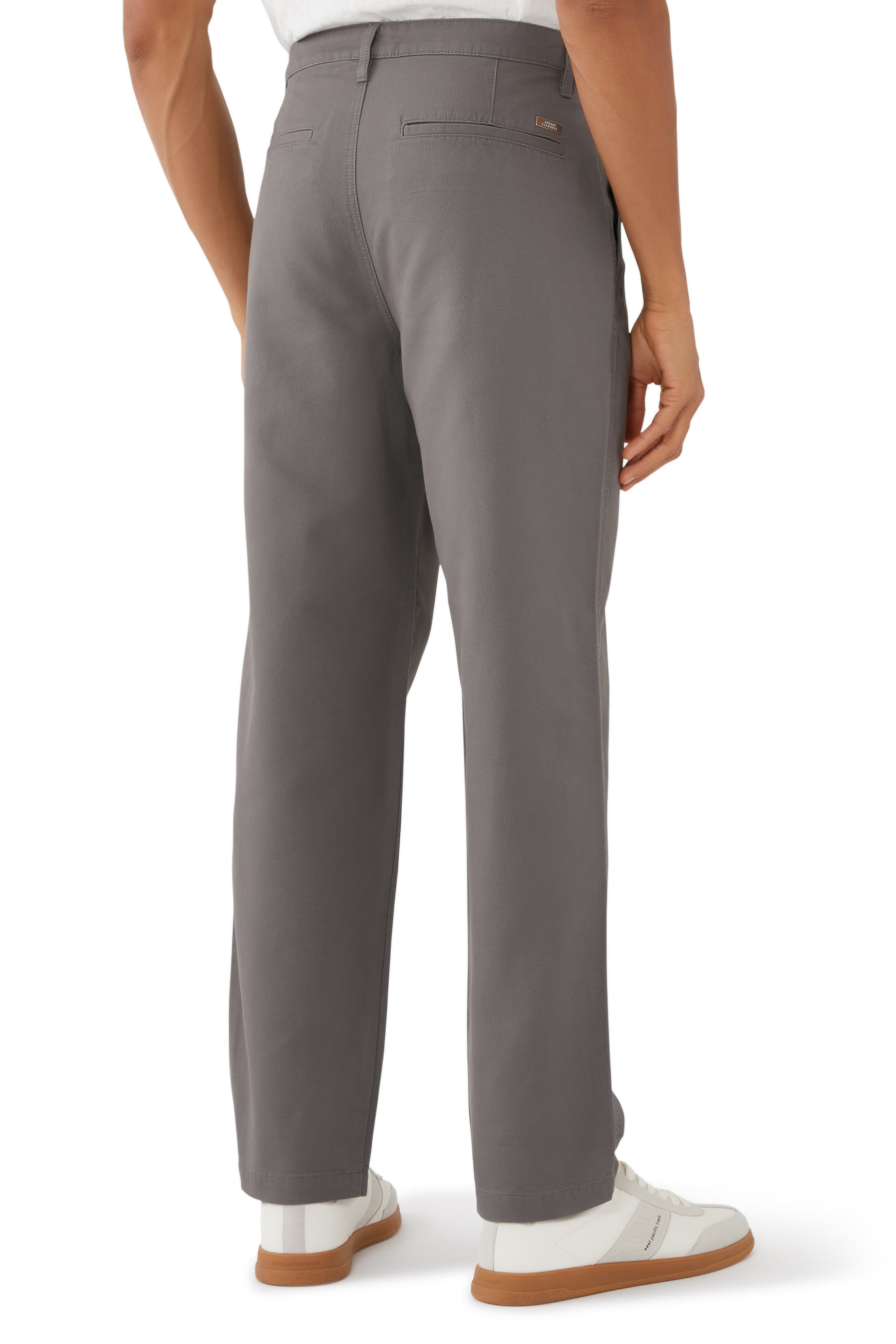 بنطال رسمي بنقشة مربعات وشعار الماركة