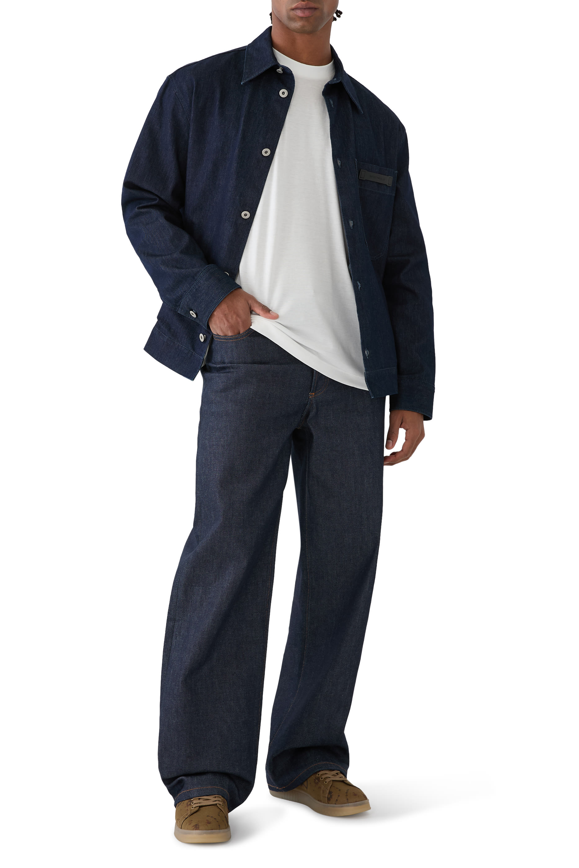 تيشيرت بقصة واسعة ورقعة شعار الماركة صغيرة