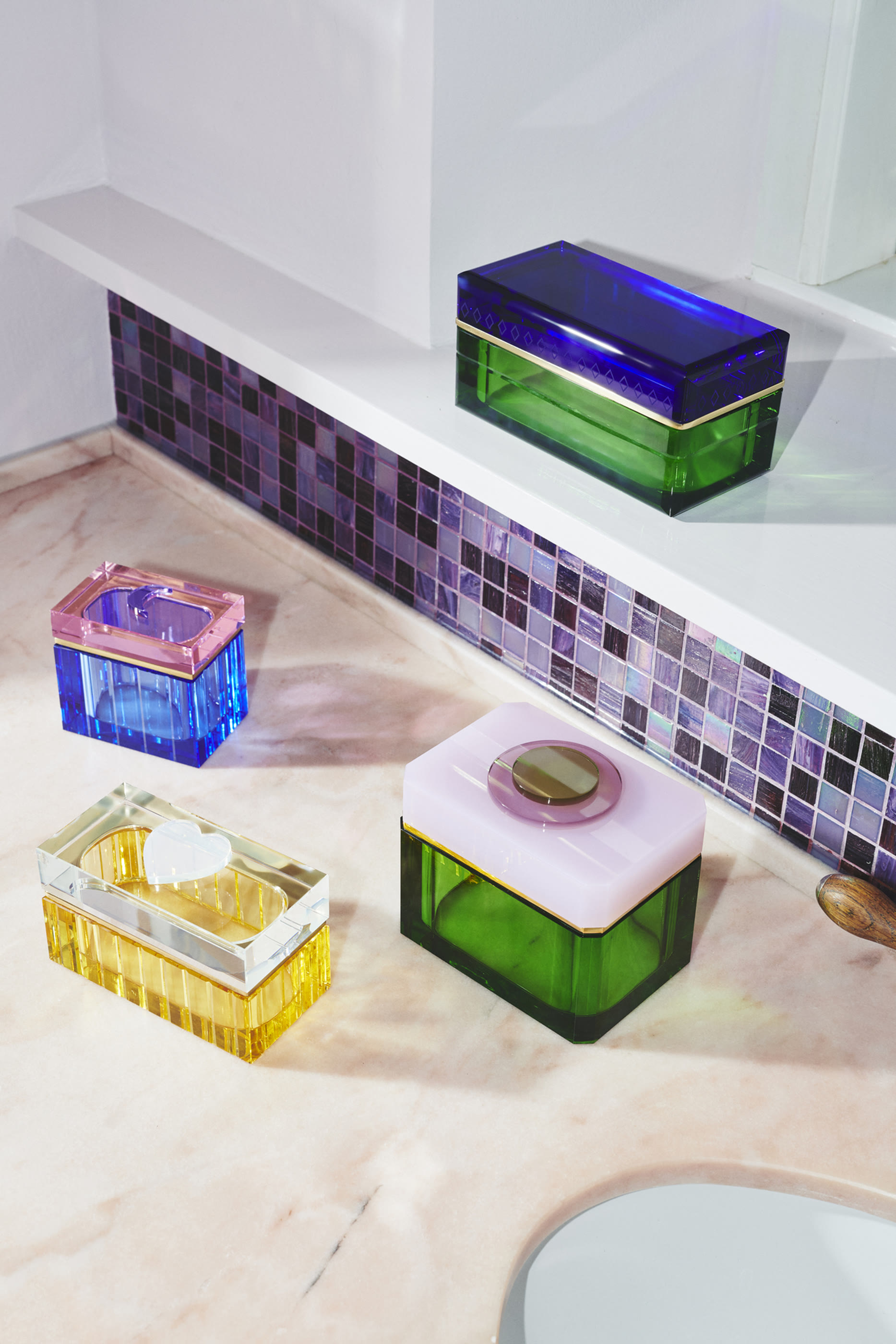 صندوق مزين بقلب أبيض