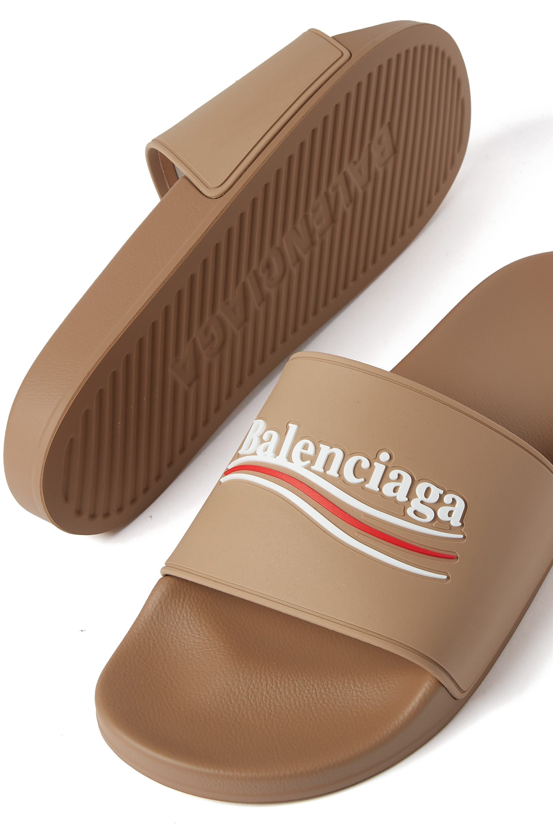 حذاء مفتوح لحمام السباحة