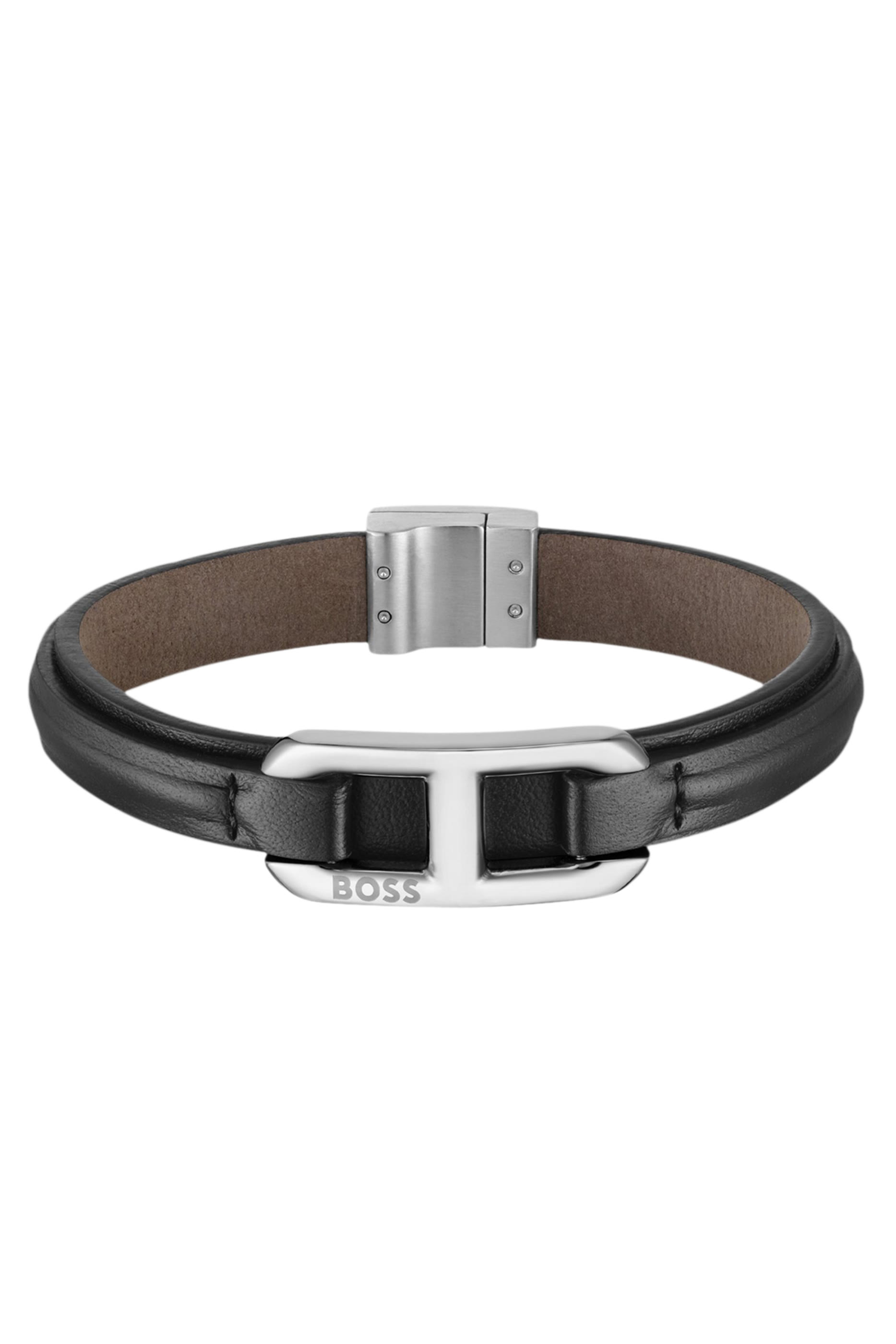 سوار جلدي متعدد الطبقات مع حلقة فضية اللون بشعار الماركة