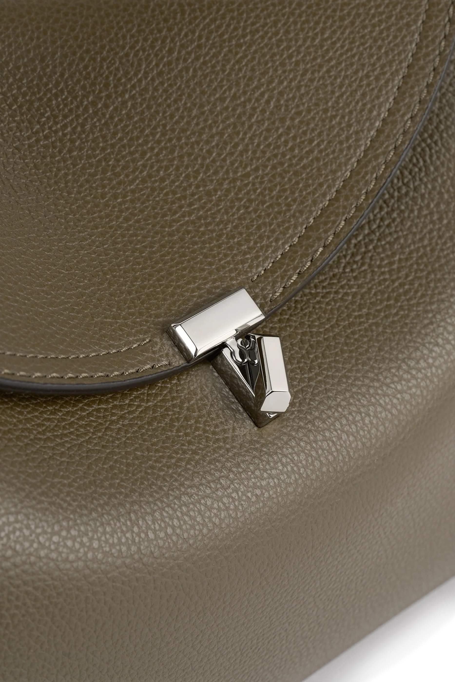 حقيبة بيد علوية وقفل بتصميم حرف T جلد بارز الملمس