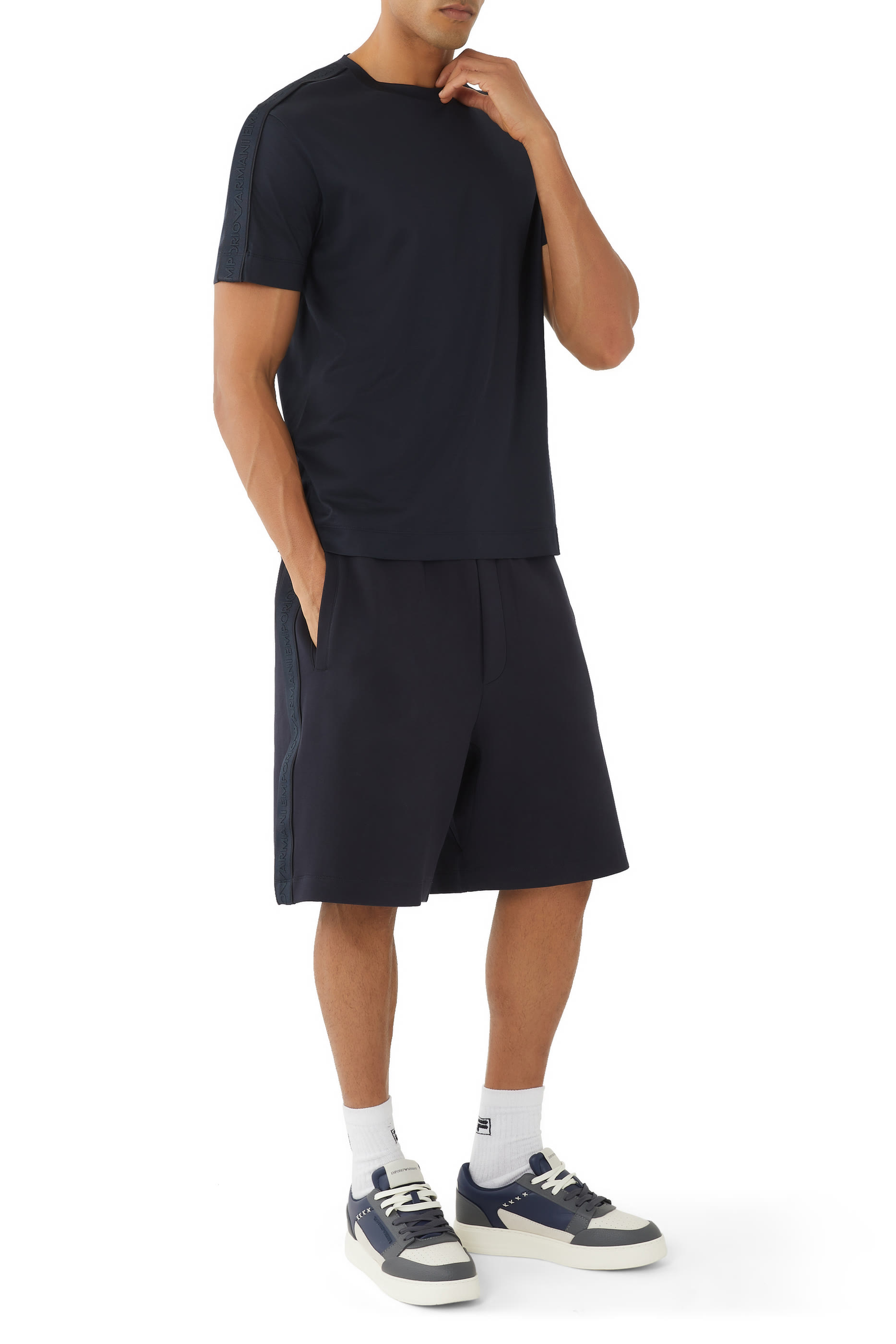 شورت رياضي بشريط شعار الماركة