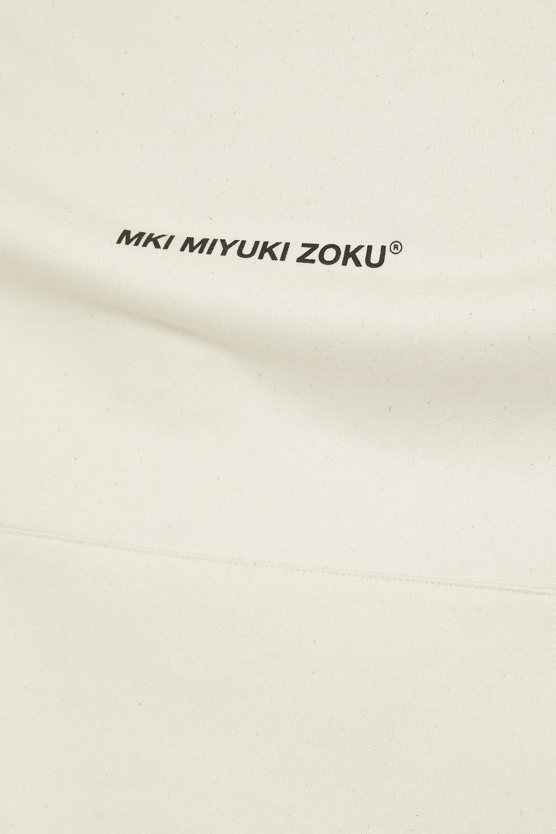 كنزة بغطاء رأس بشعار الماركة