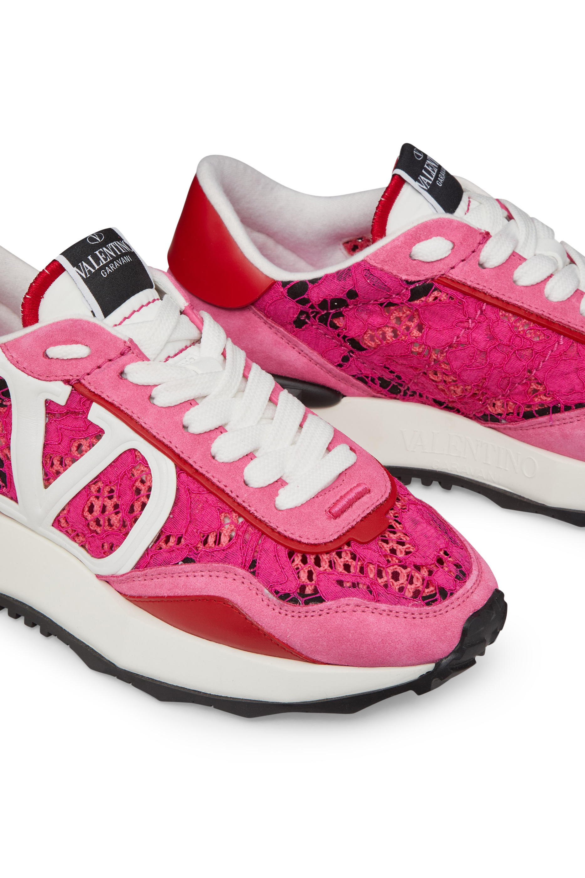 سنيكرز فالنتينو غارافاني بتصميم كروشيه