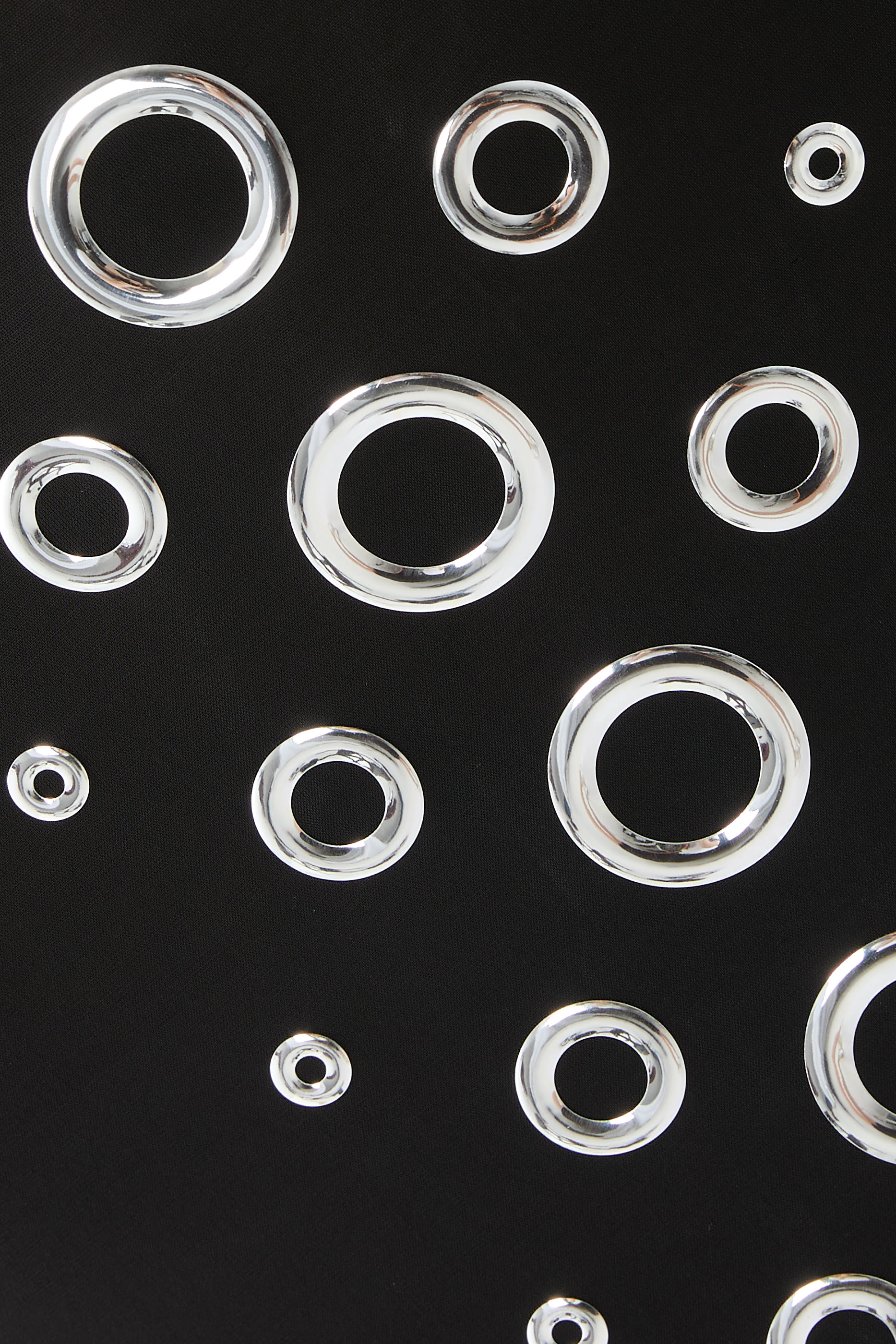 فستان طويل بحلقات فضية