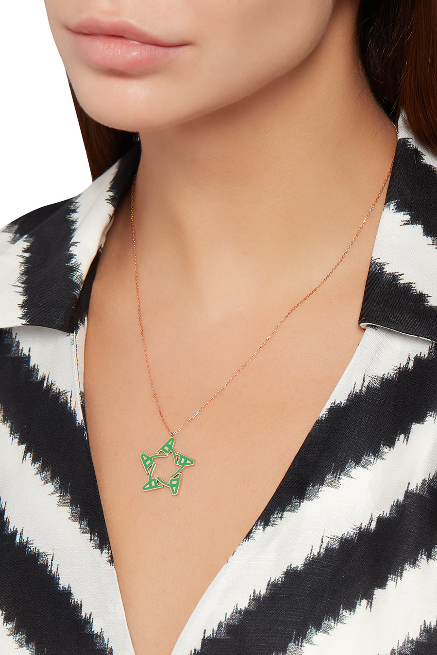 قلادة بحروف هـ على شكل نجمة مزينة بمينا