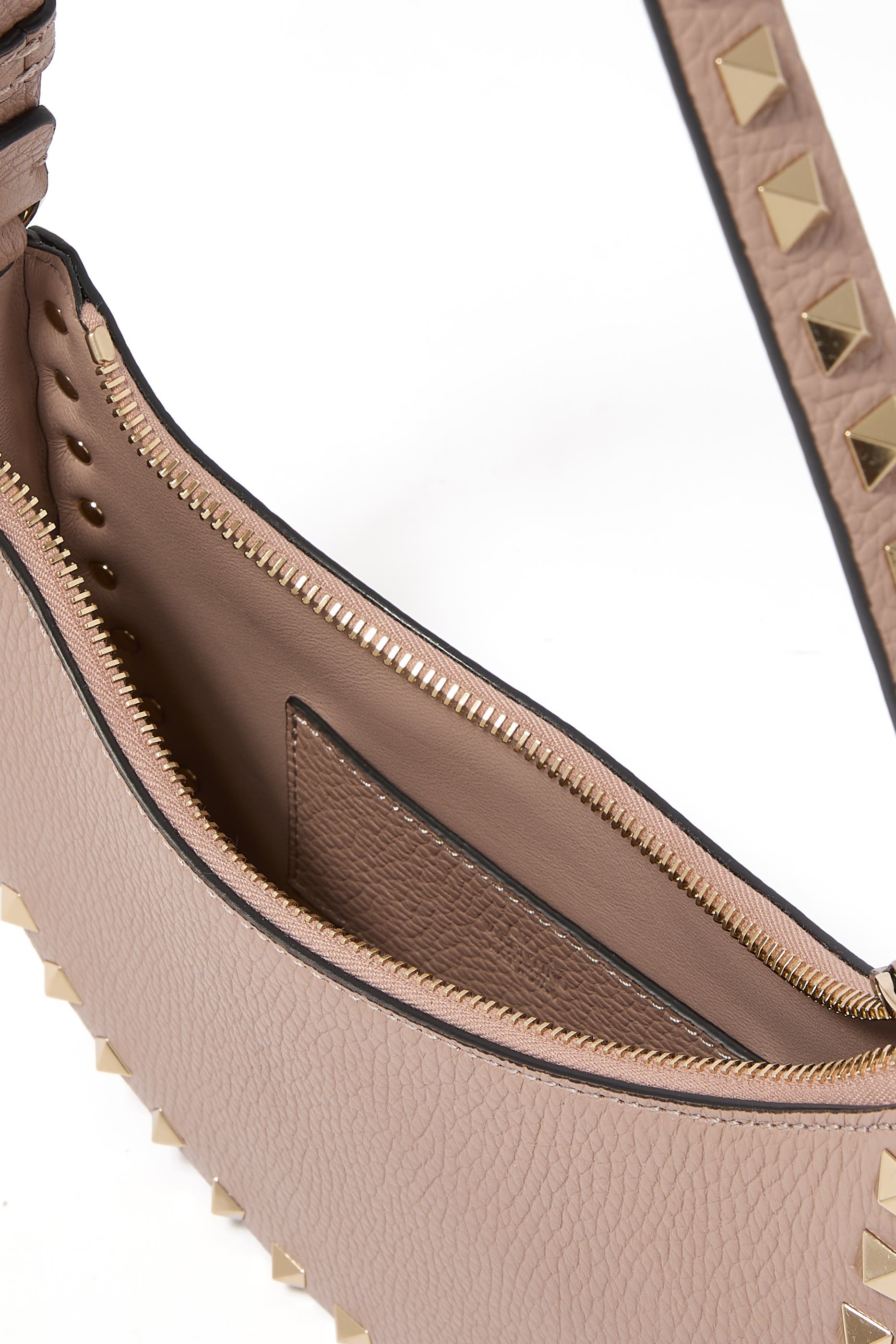 حقيبة صغيرة مرصعة بأحجار