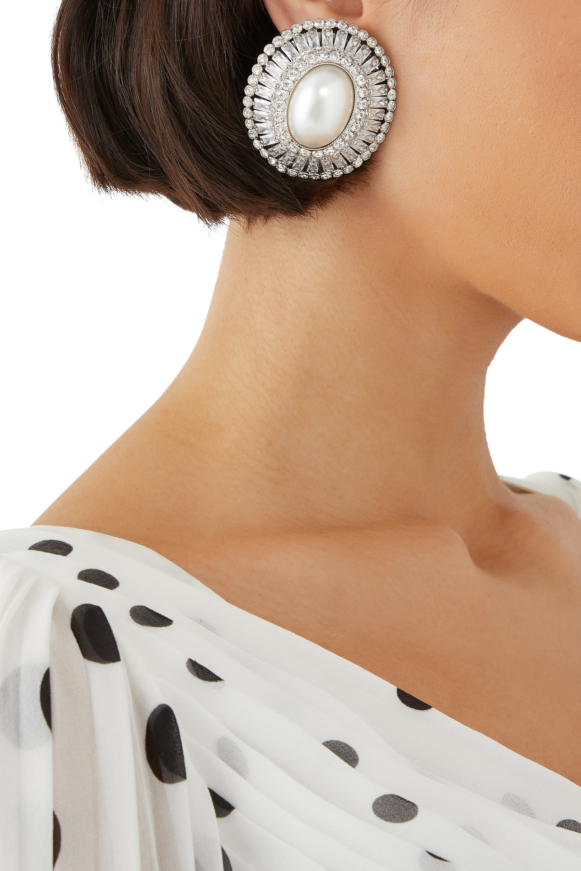 أقراط بتصميم بيضاوي مرصعة بالكريستال واللؤلؤ