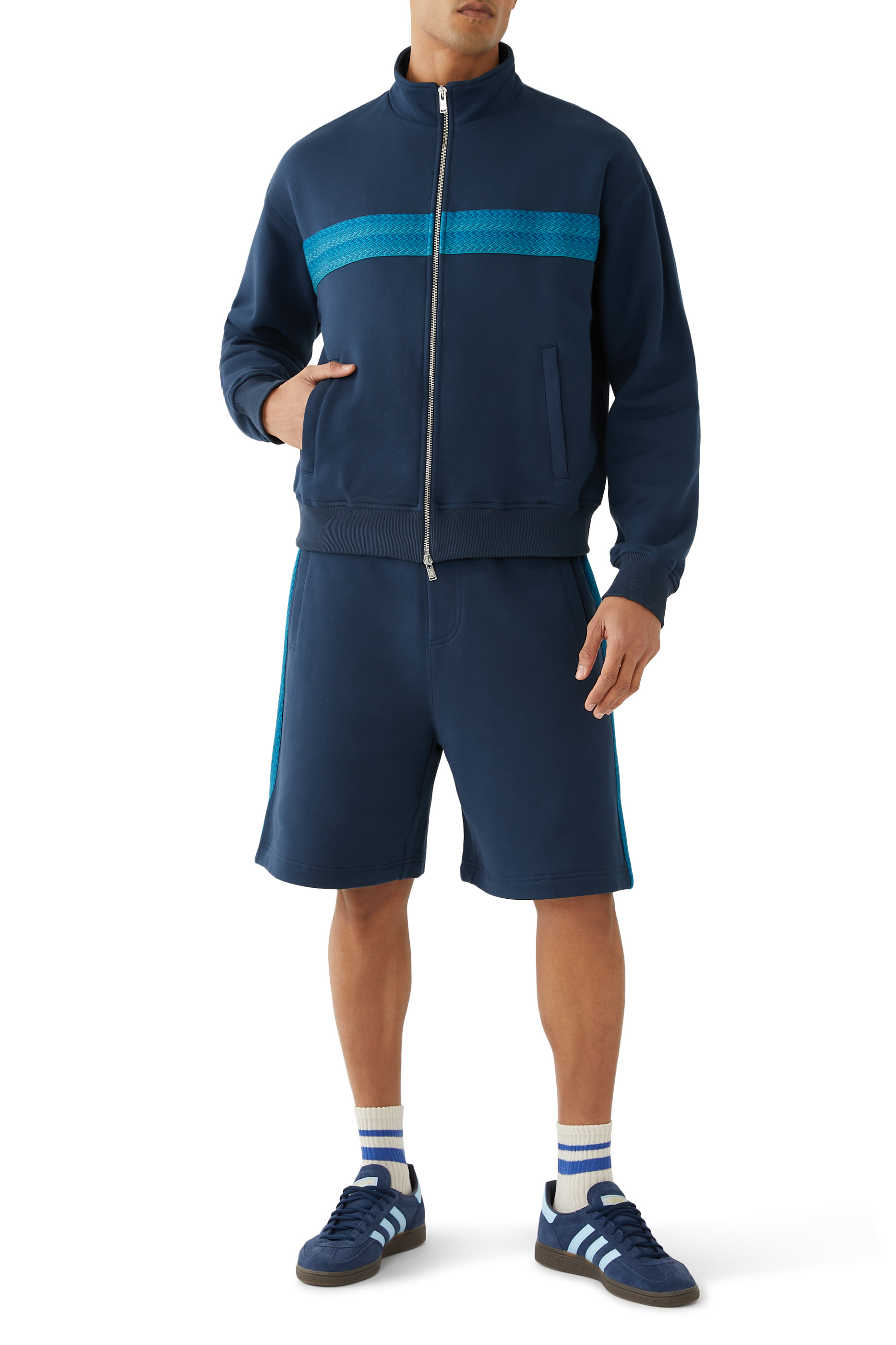 شورت بشعار الماركة على الجانب