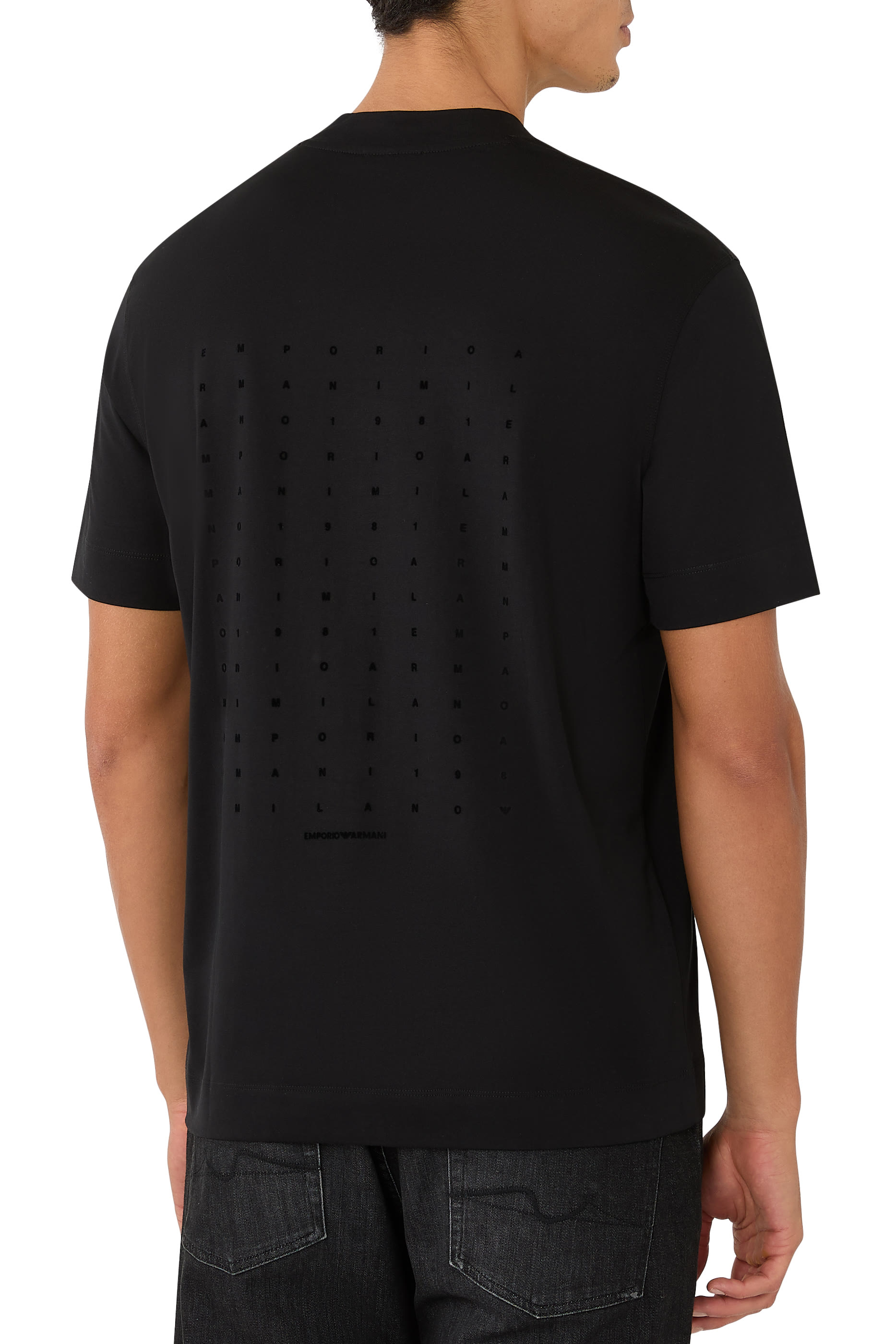 تيشيرت بحروف شعار الماركة مخمل