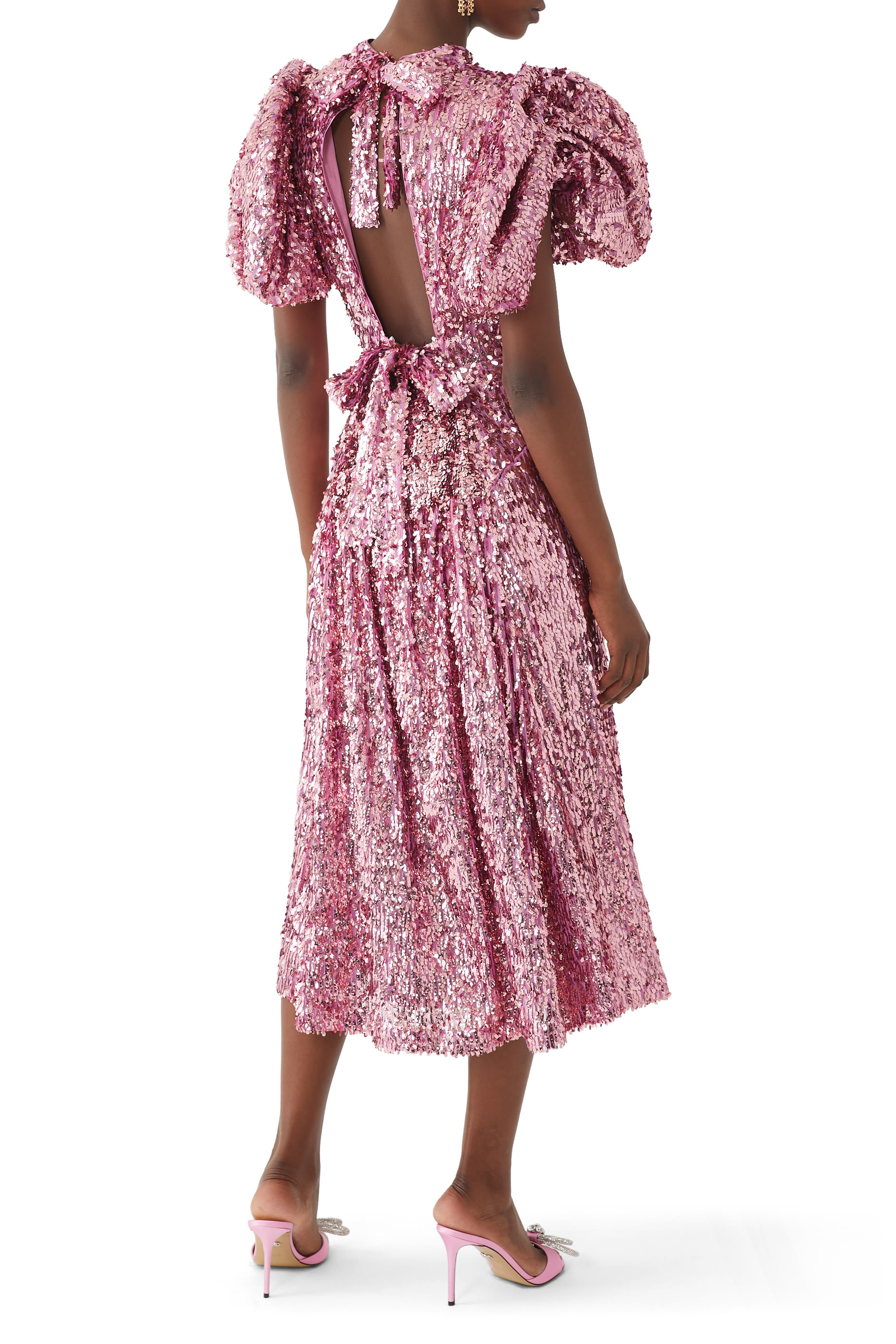 فستان بأكمام منفوخة مطرز بالترتر