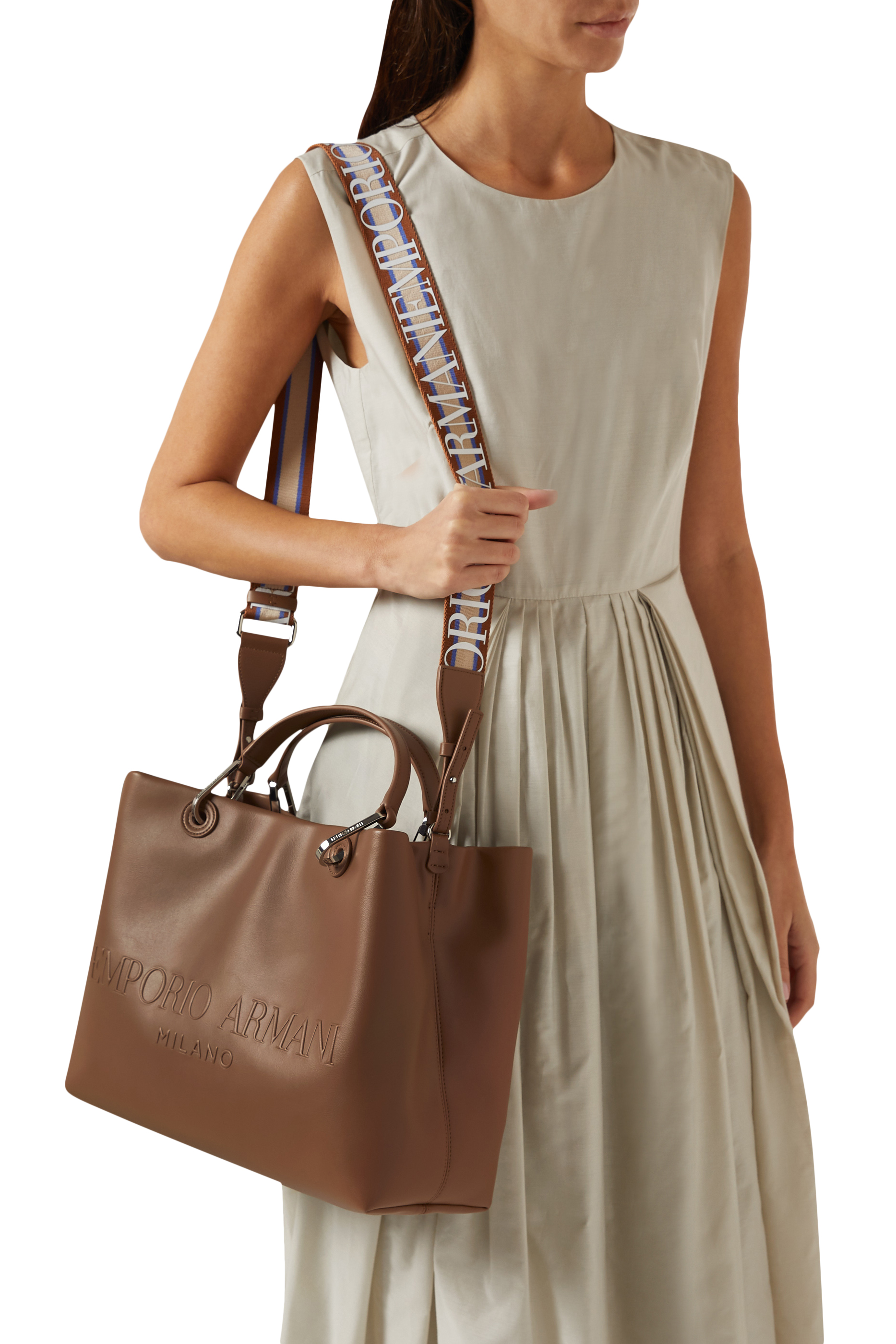 حقيبة يد كبيرة بشعار الماركة