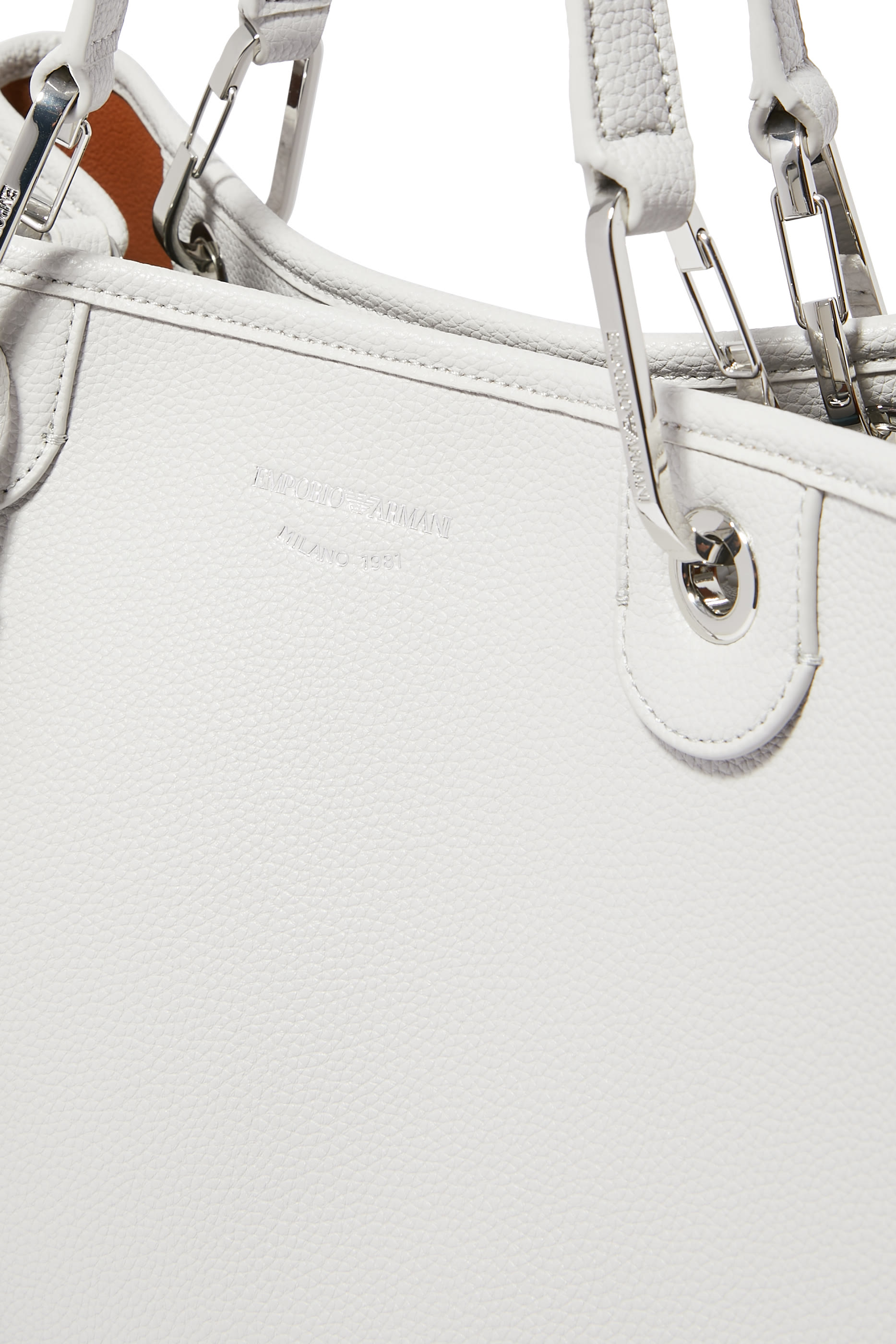 حقيبة يد بشعار الماركة