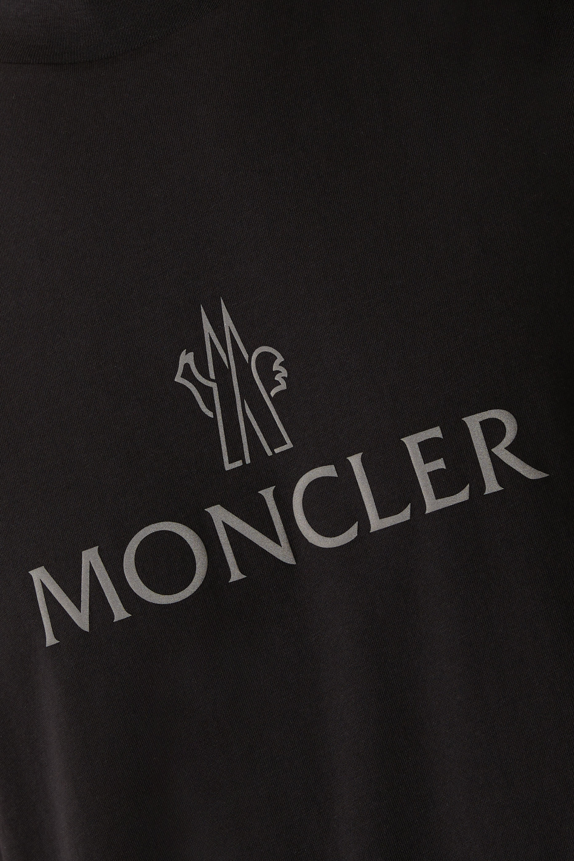 تيشيرت بياقة ضيقة ونقشة شعار الماركة