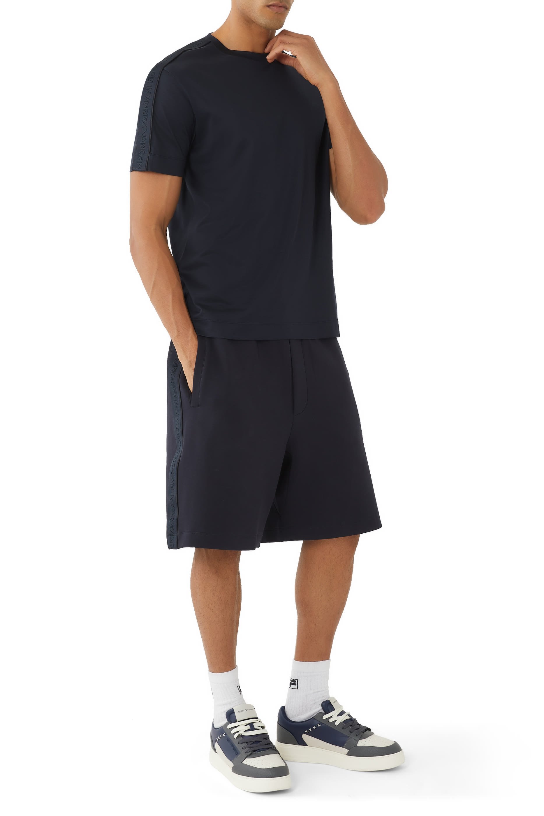 تيشيرت بشريط بشعار الماركة