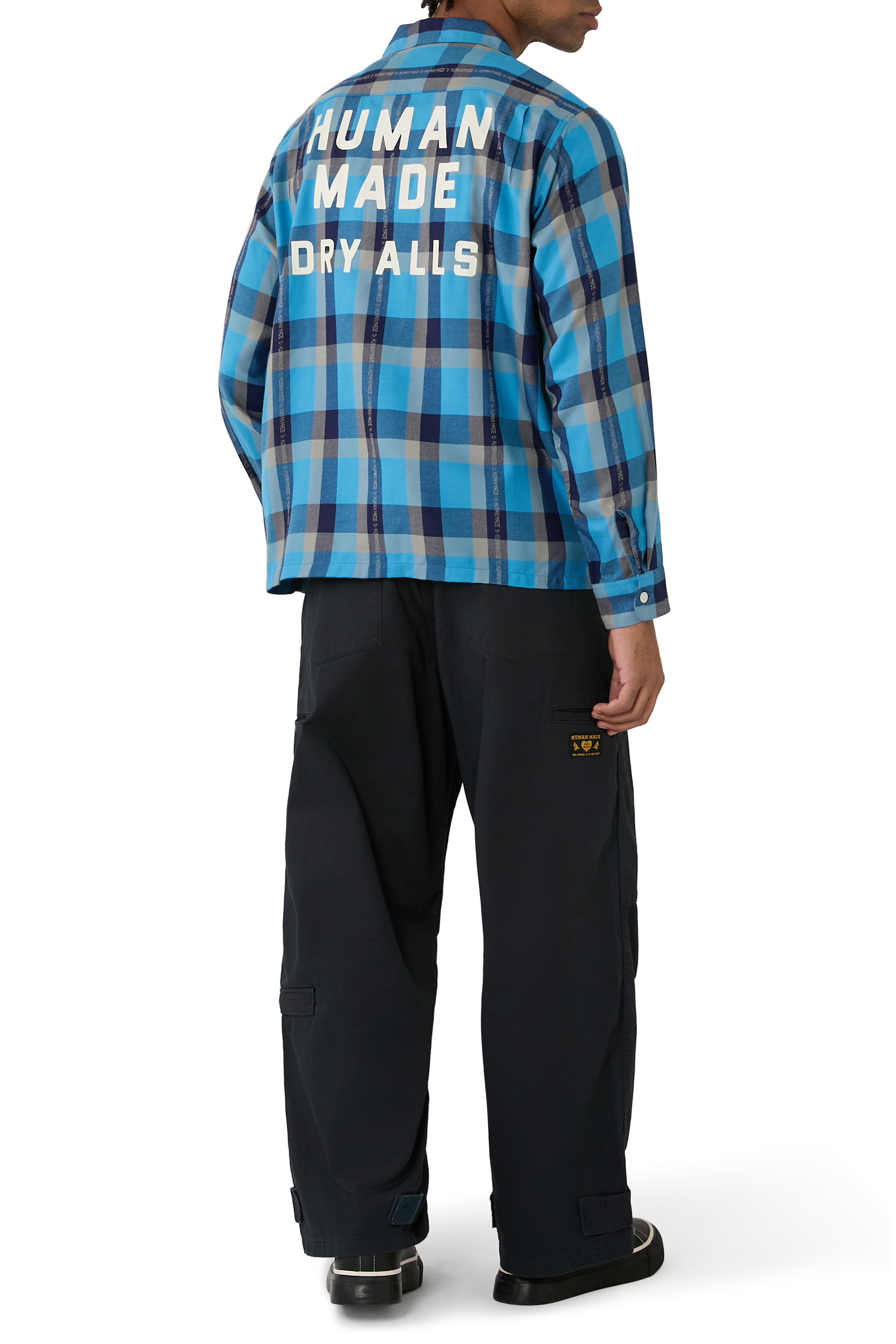 قميص بياقة مفتوحة ونقشة مربعات