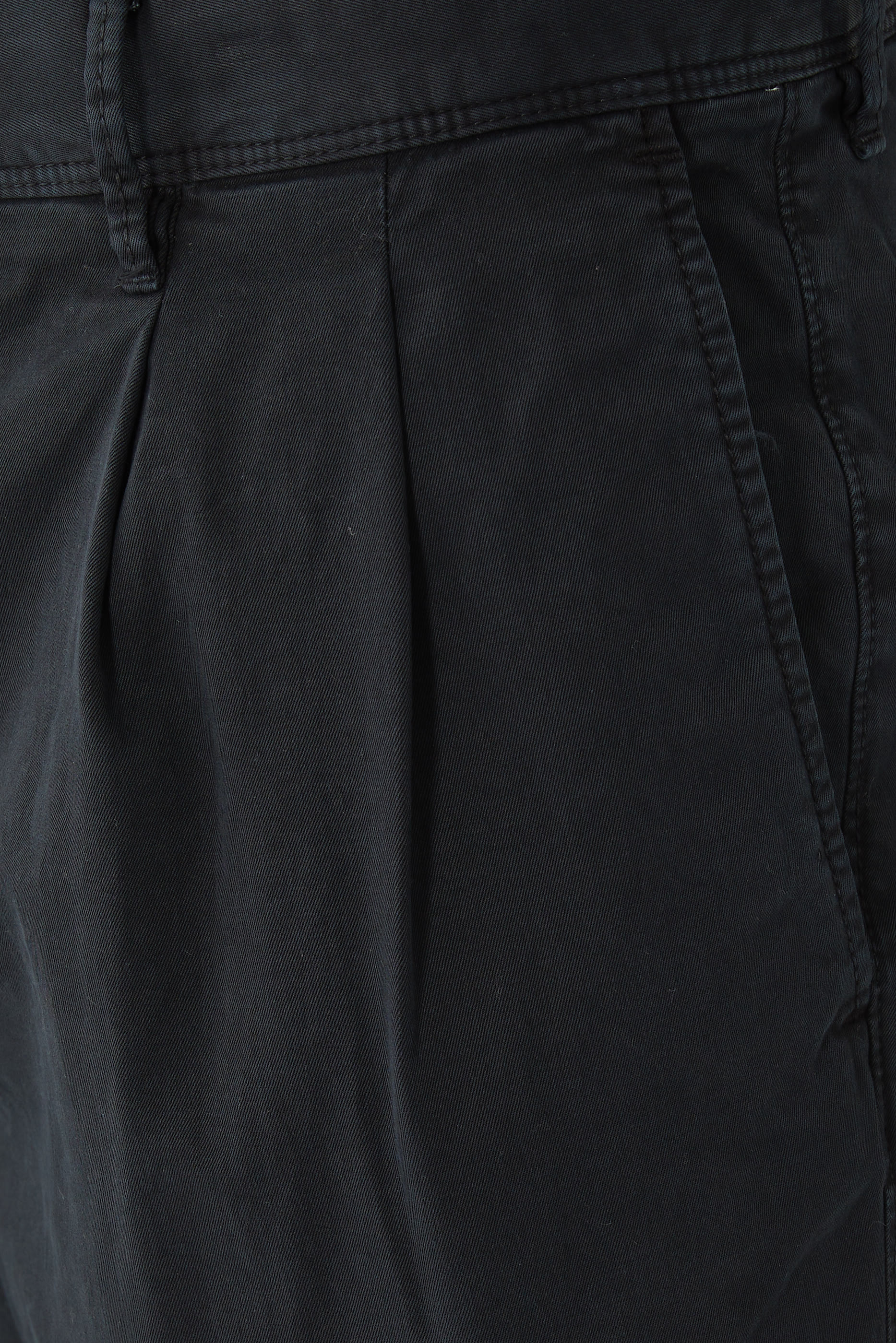 بنطال مطاطي بقصة ضيقة