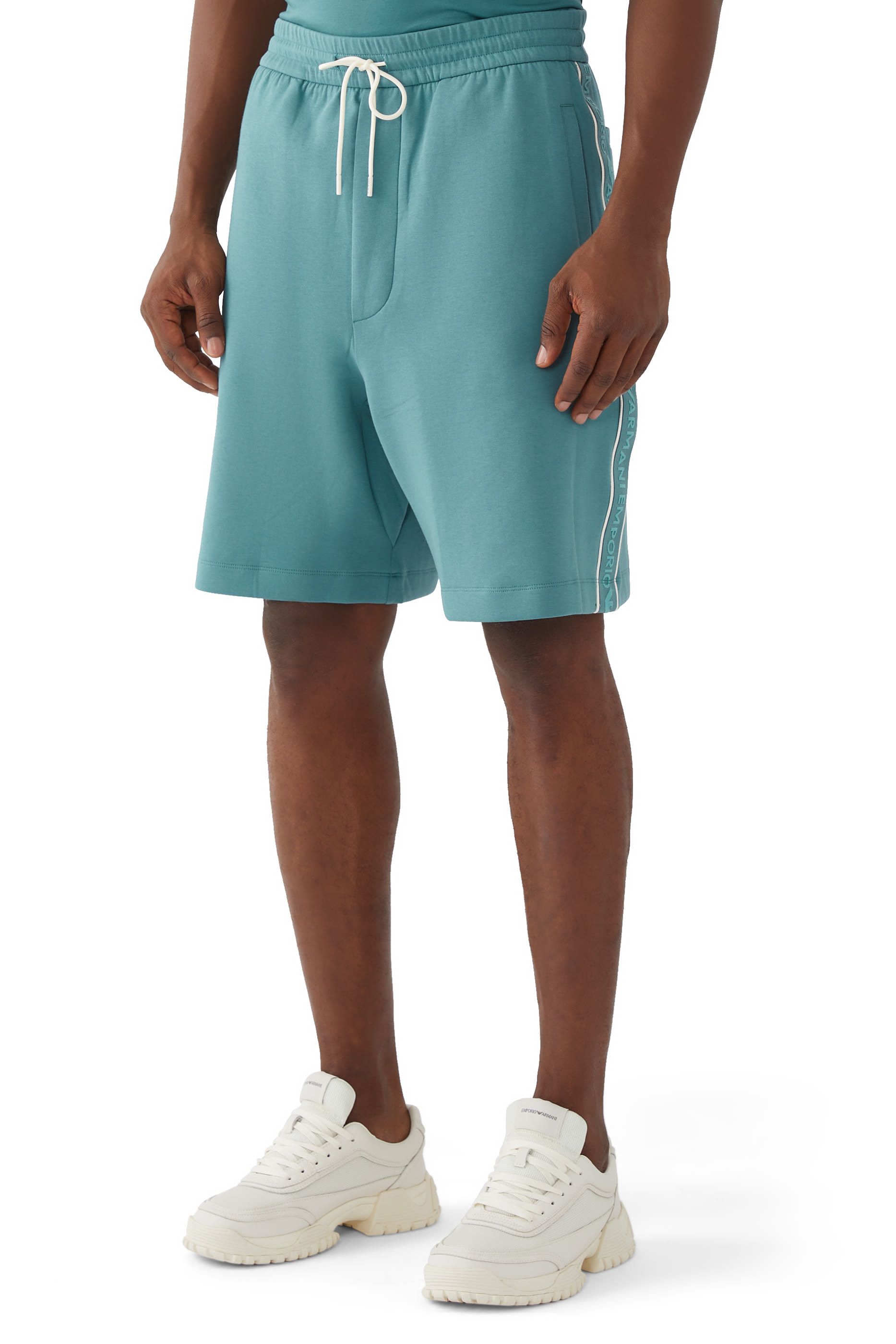 شورت رياضي بشريط شعار الماركة