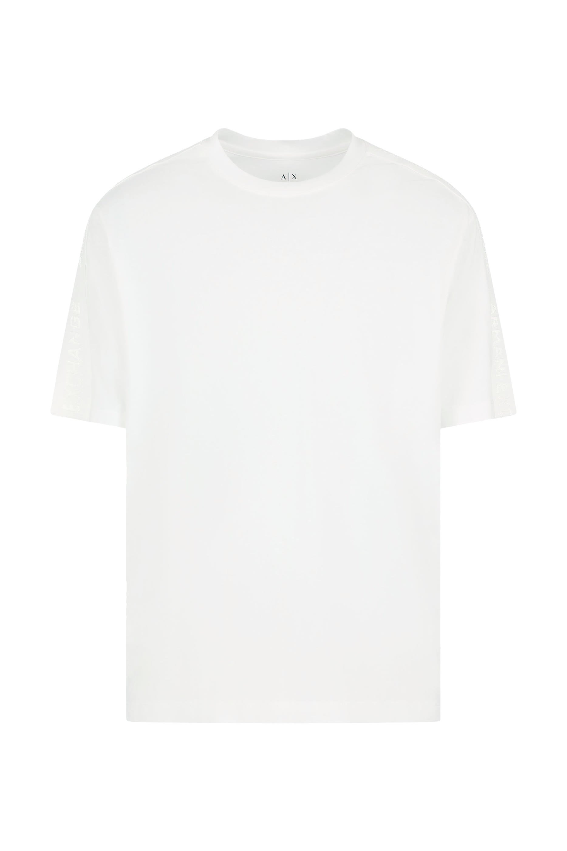 تيشيرت بياقة ضيقة وبحروف شعار الماركة