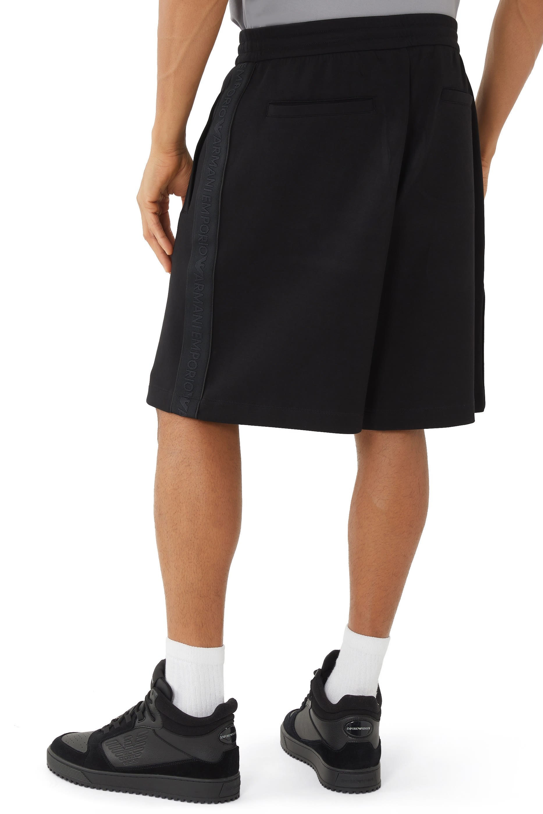 شورت رياضي بشريط شعار الماركة