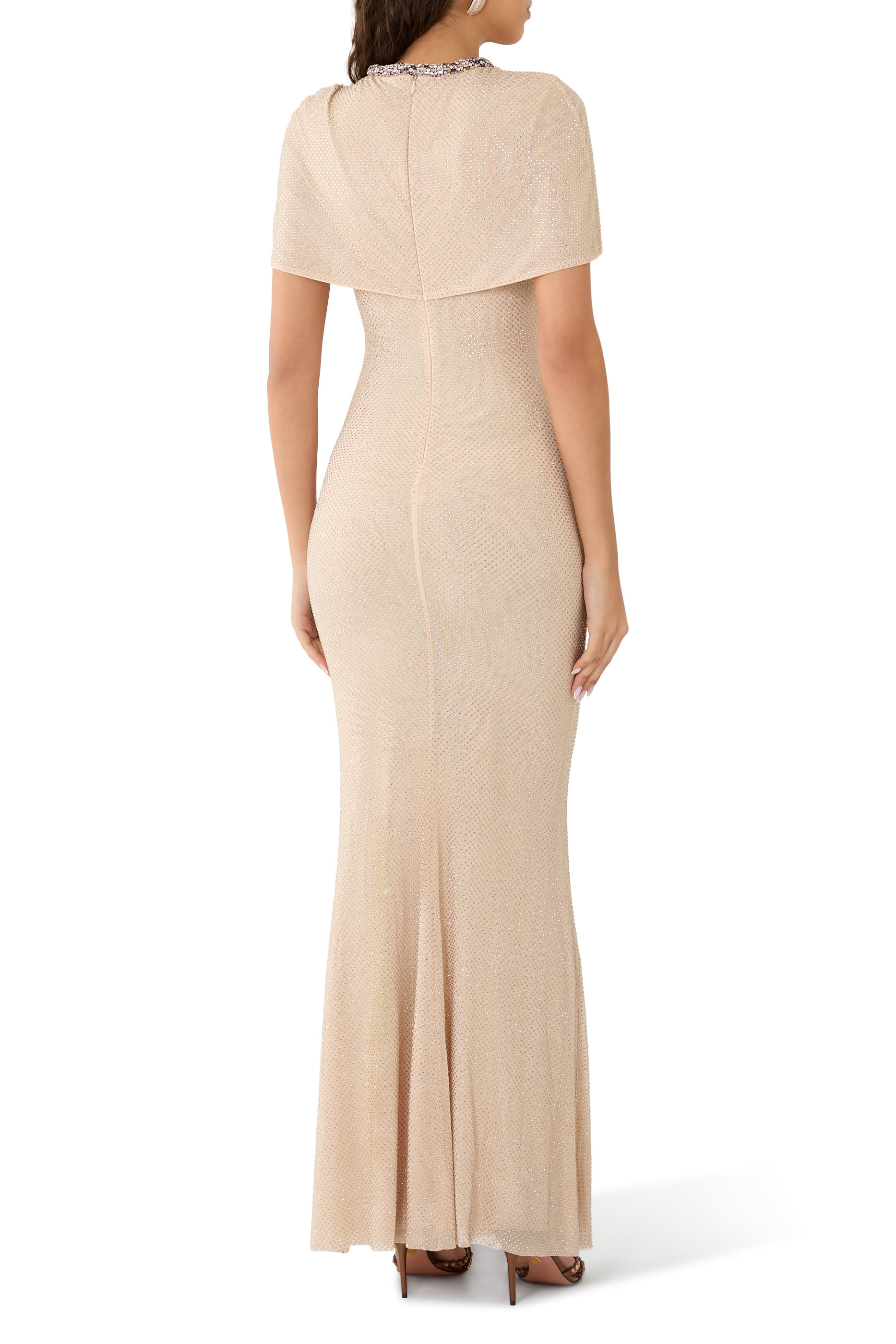 فستان طويل مرصع بأحجار الراين