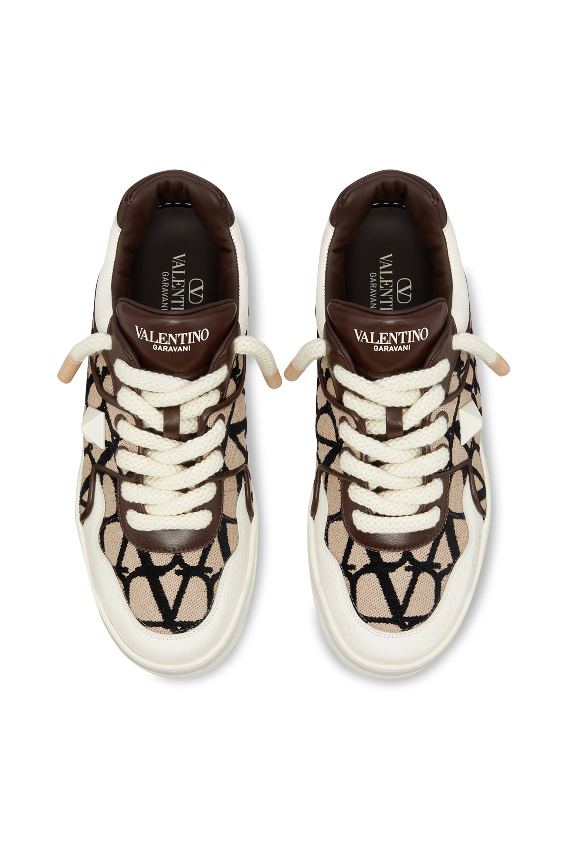 سنيكرز بكاحل منخفض بحلية كبيرة