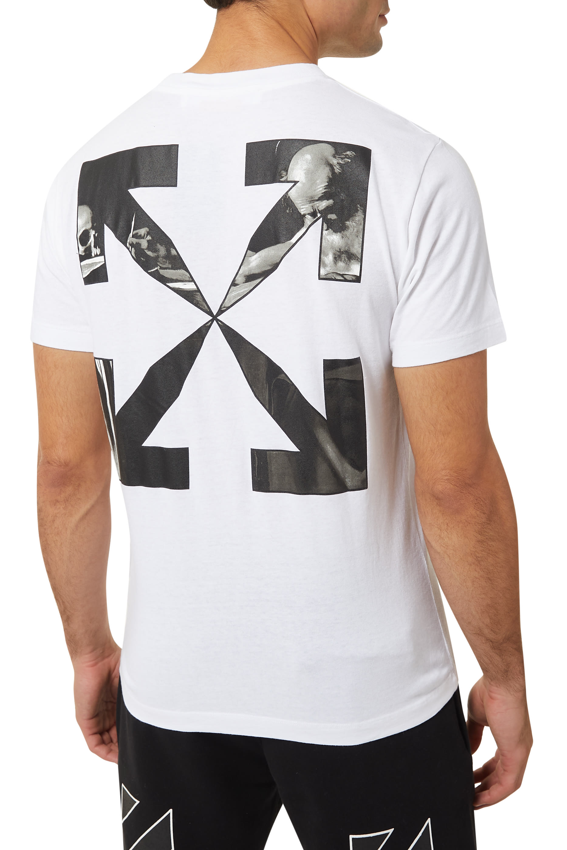 تي شيرت بقصة ضيقة بطبعة بتصميم كارافاجيو