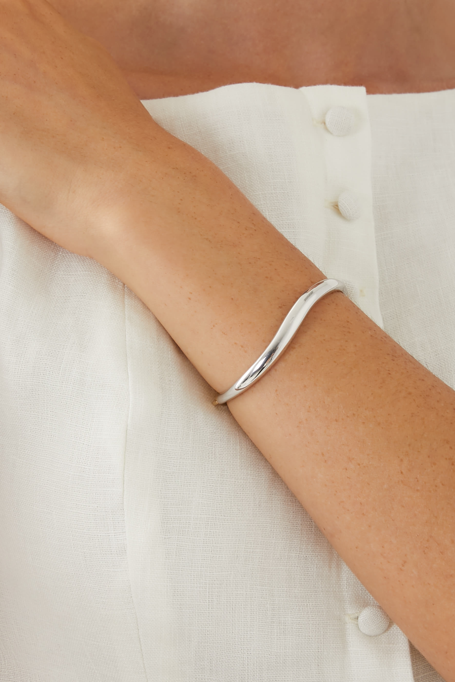 سوار بمفصل سافي بشعار الماركة