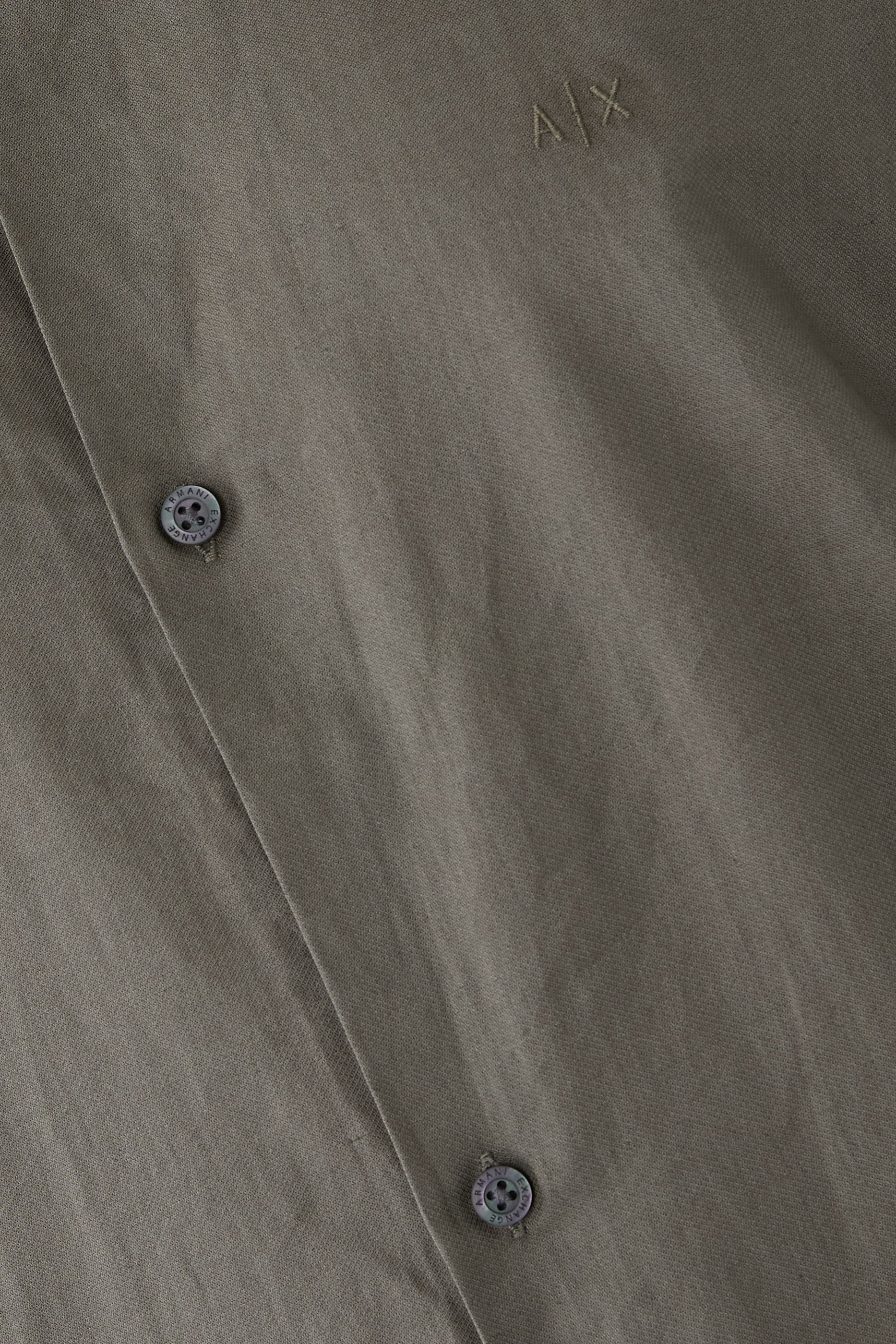 قميص بأزرار للإغلاق وحافة مطاطية