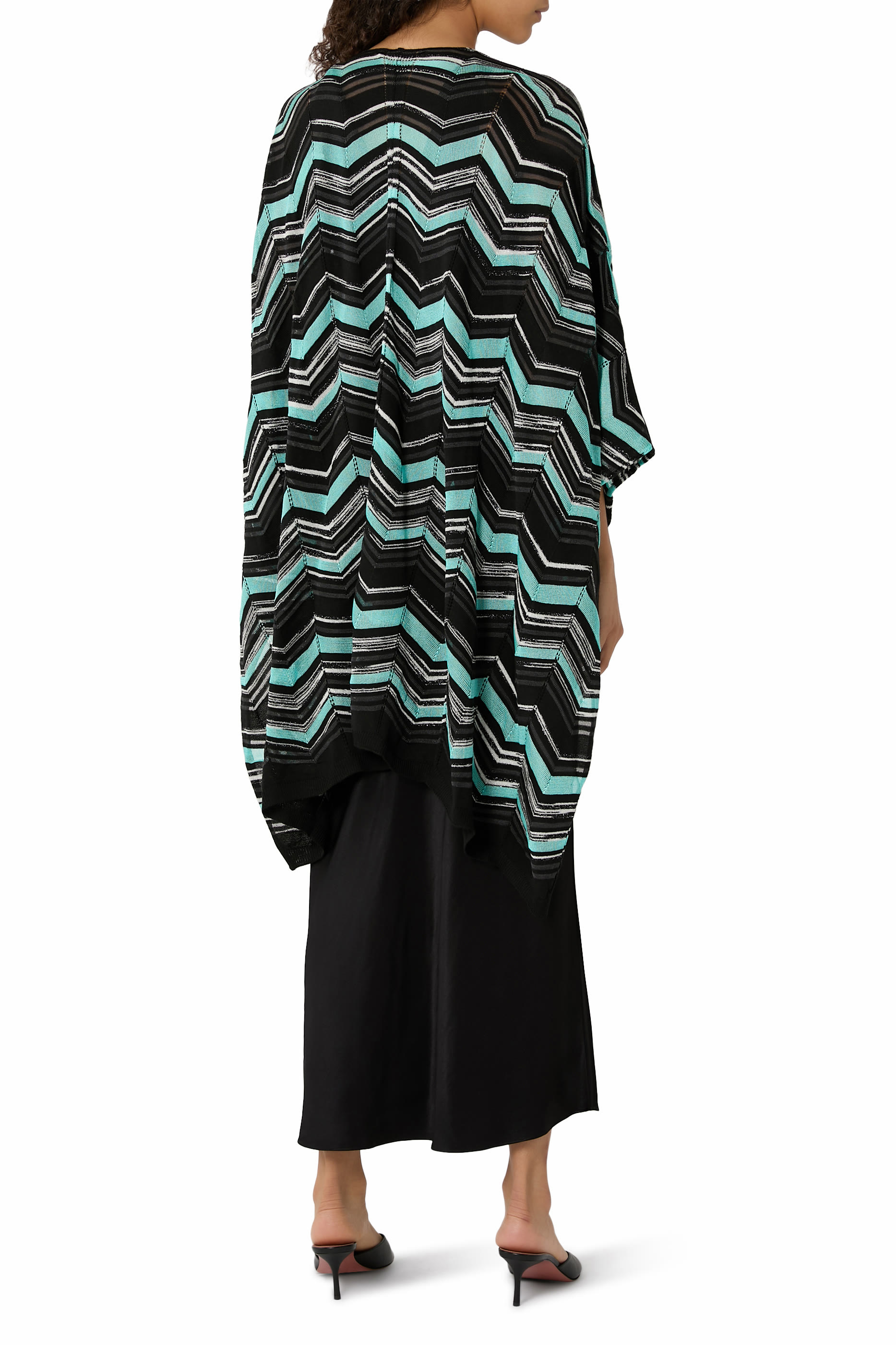 كاب منسوج بنقشة خطوط متعرجة