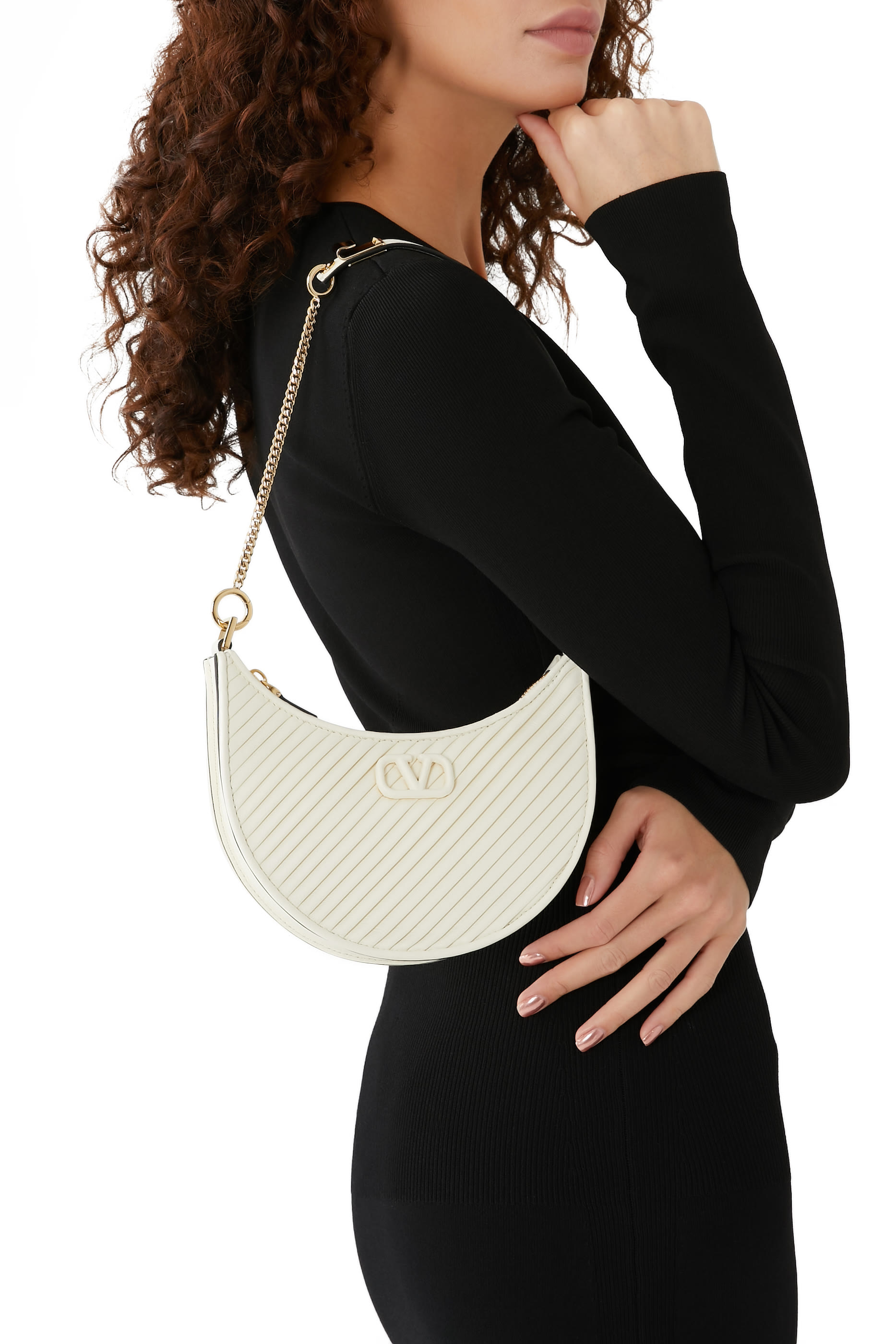 حقيبة صغيرة بشعار الماركة