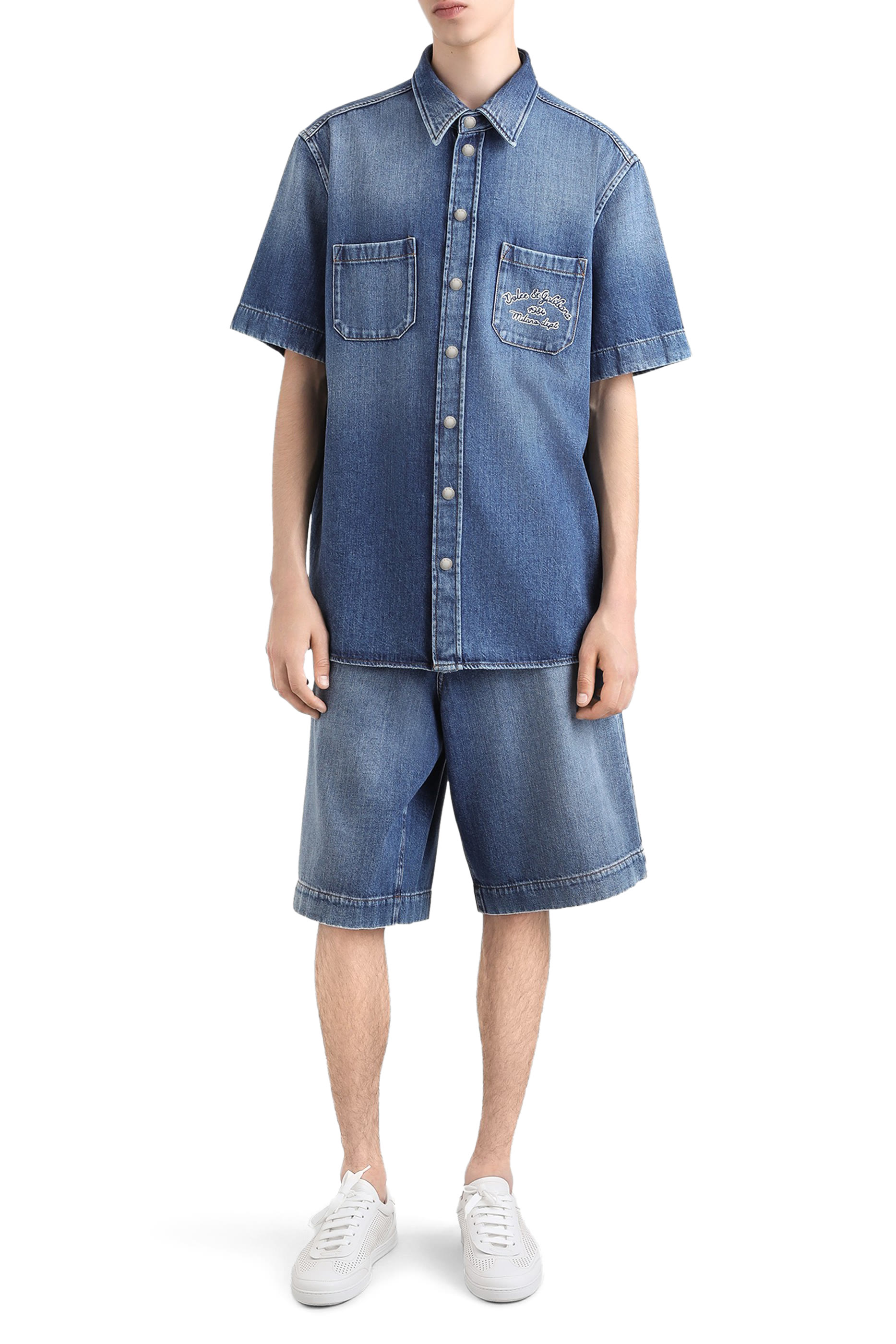 قميص دنيم بشعار الماركة